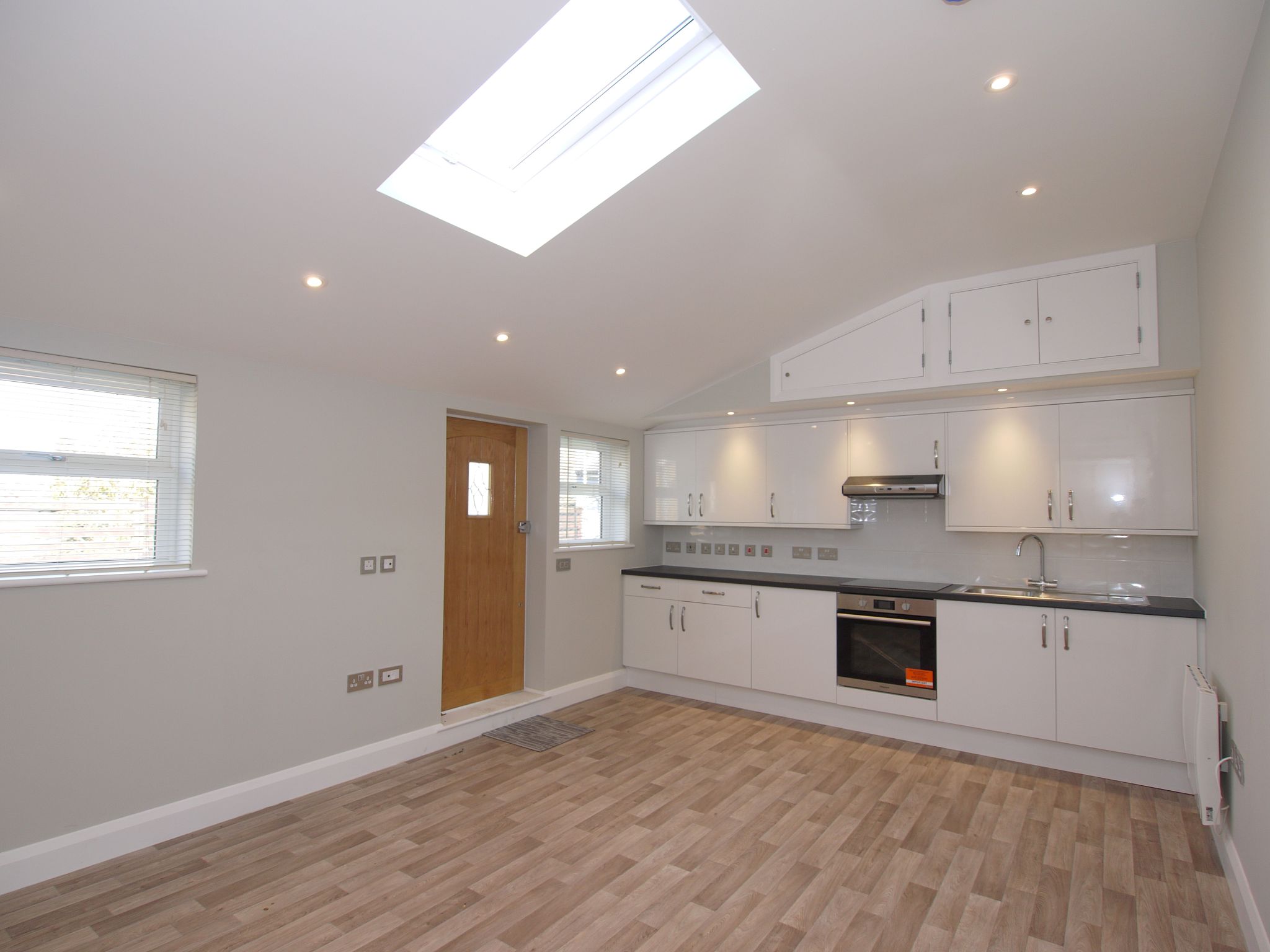 1 bedroom studio Sold in Sevenoaks - Photograph 3