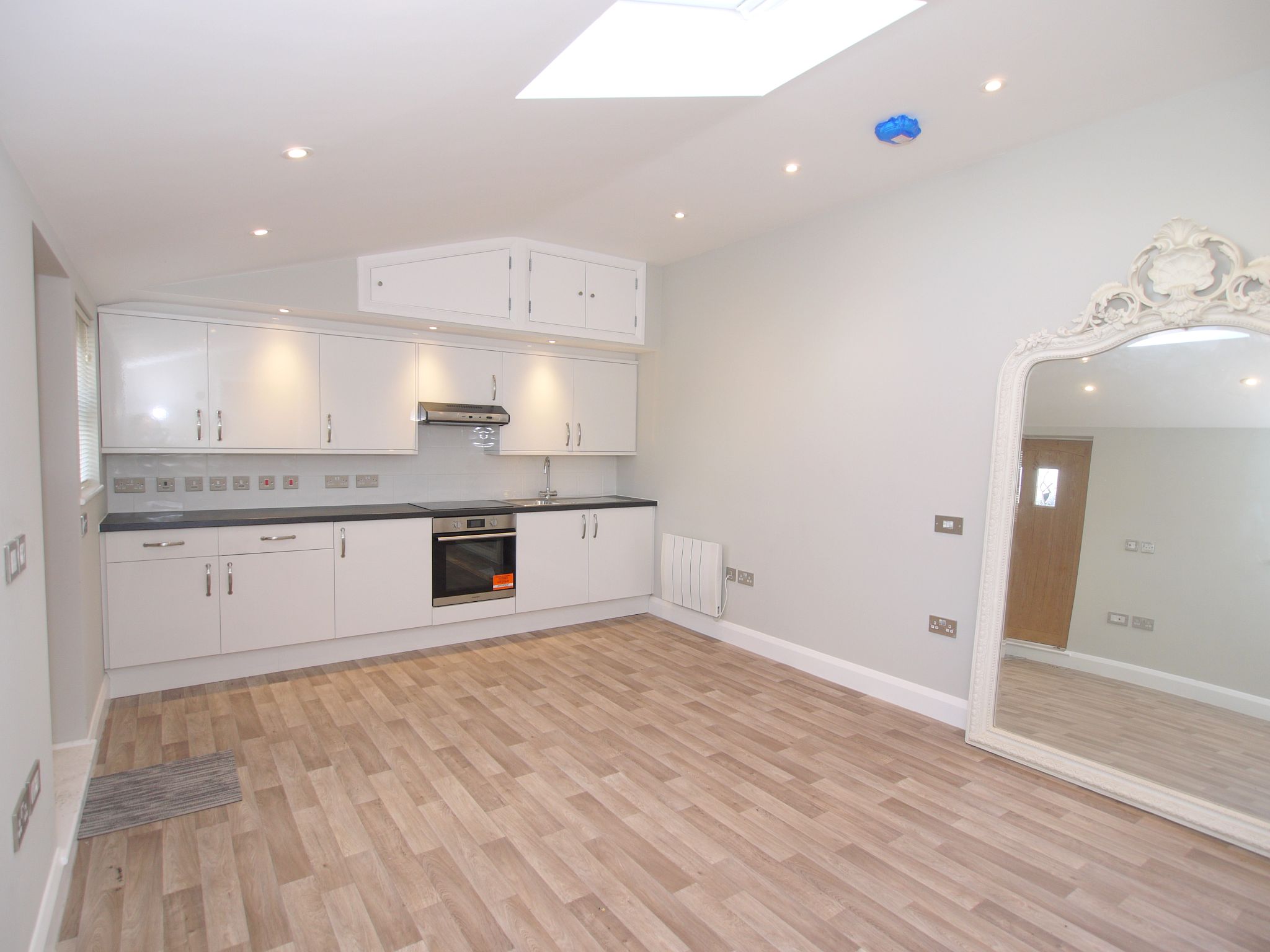 1 bedroom studio Sold in Sevenoaks - Photograph 1