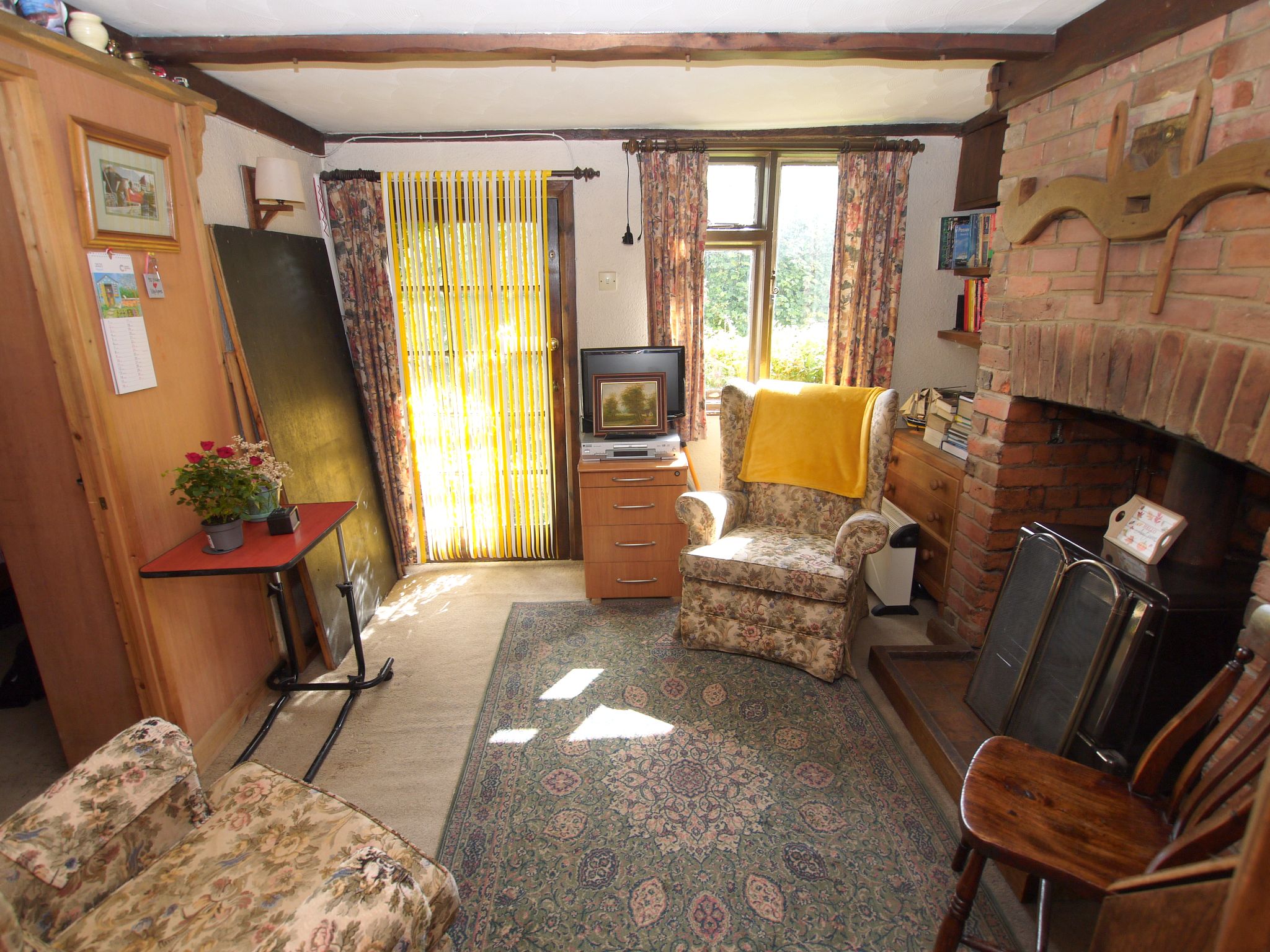 3 bedroom end terraced house For Sale in Stansted - Photograph 2