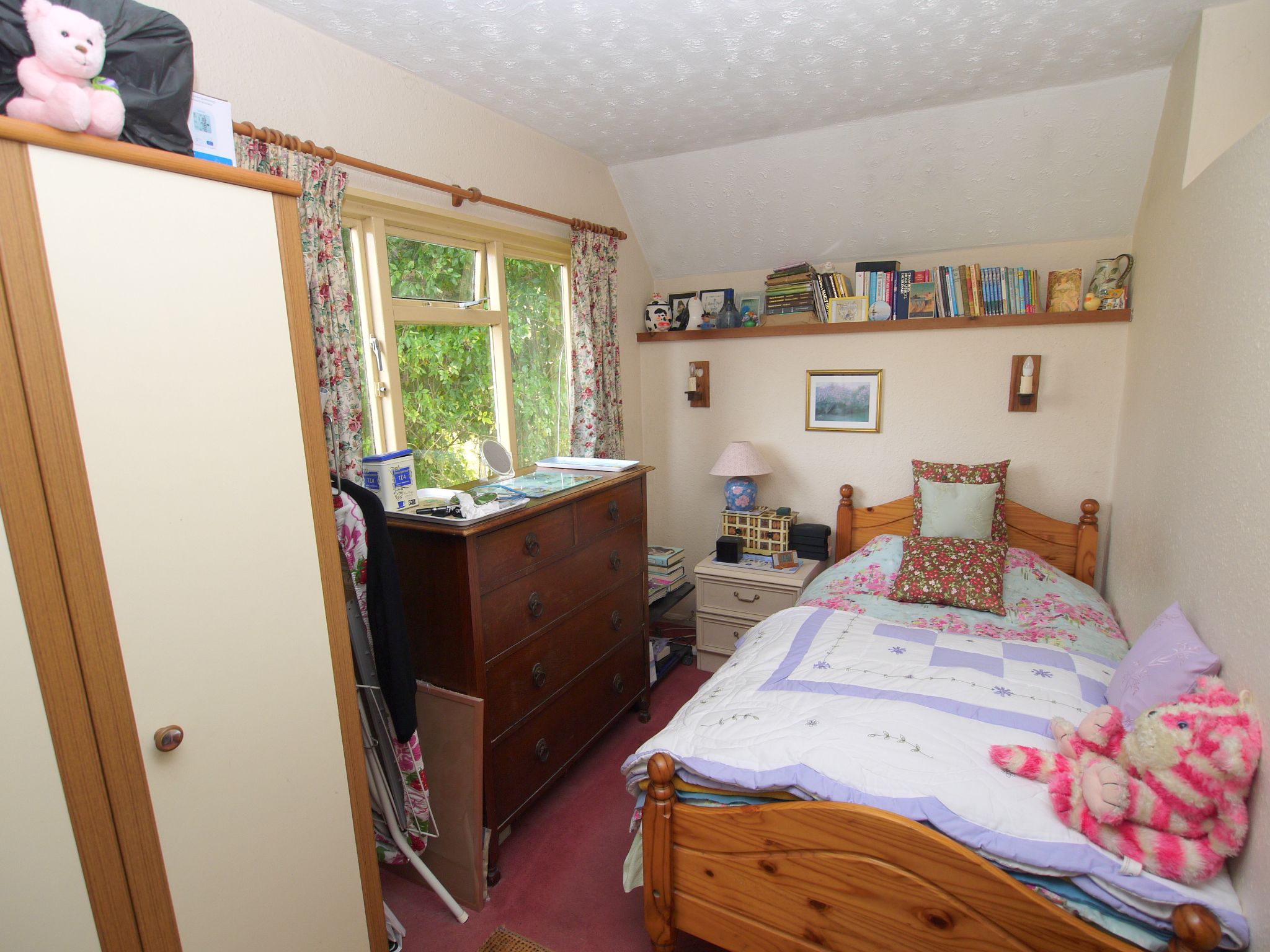 3 bedroom end terraced house For Sale in Stansted - Photograph 6