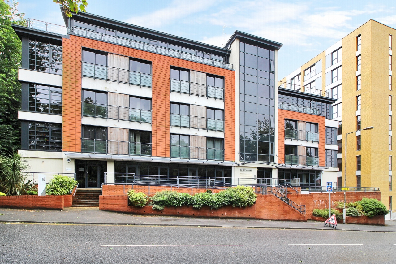 2 bedroom apartment SSTC in Sevenoaks - Photograph 1
