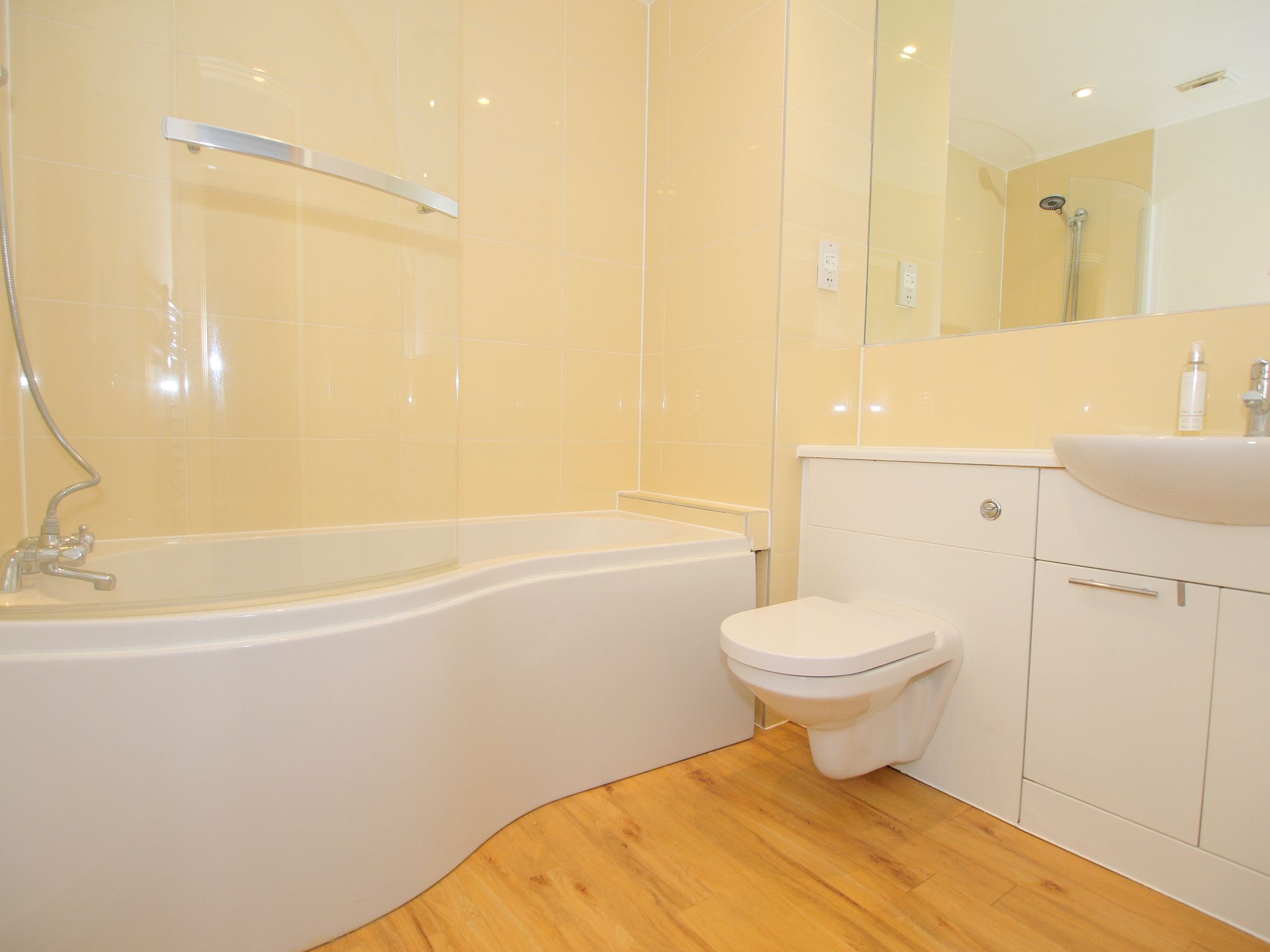 2 bedroom apartment SSTC in Sevenoaks - Photograph 8