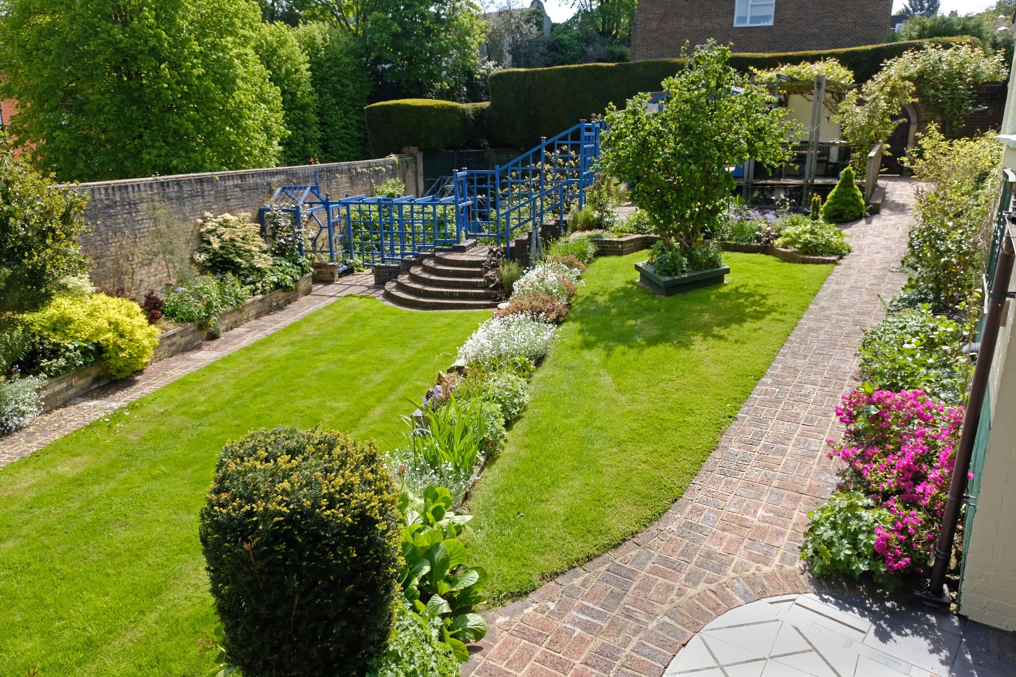 4 bedroom detached house Sold in Sevenoaks - Photograph 2