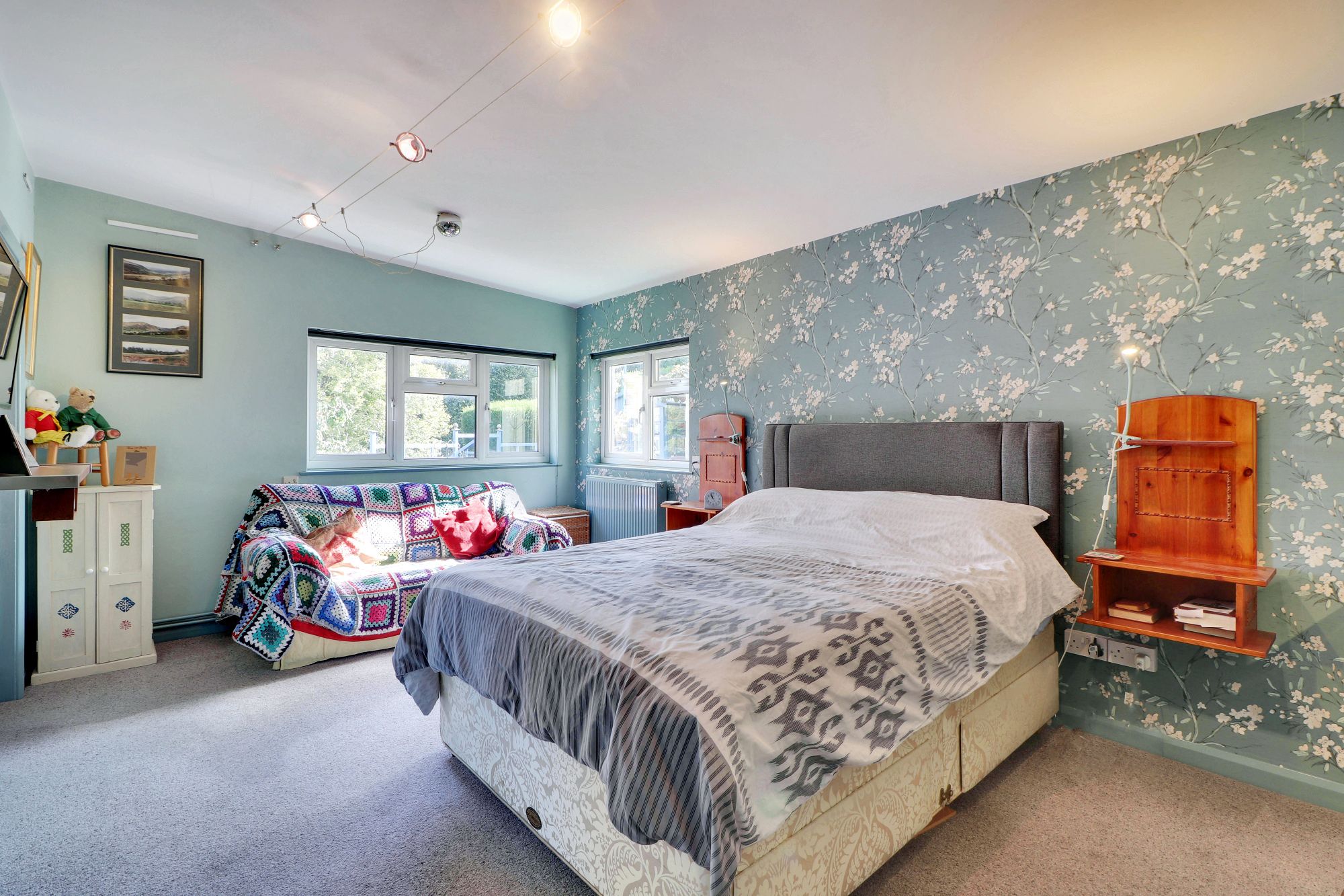 4 bedroom detached house Sold in Sevenoaks - Photograph 8