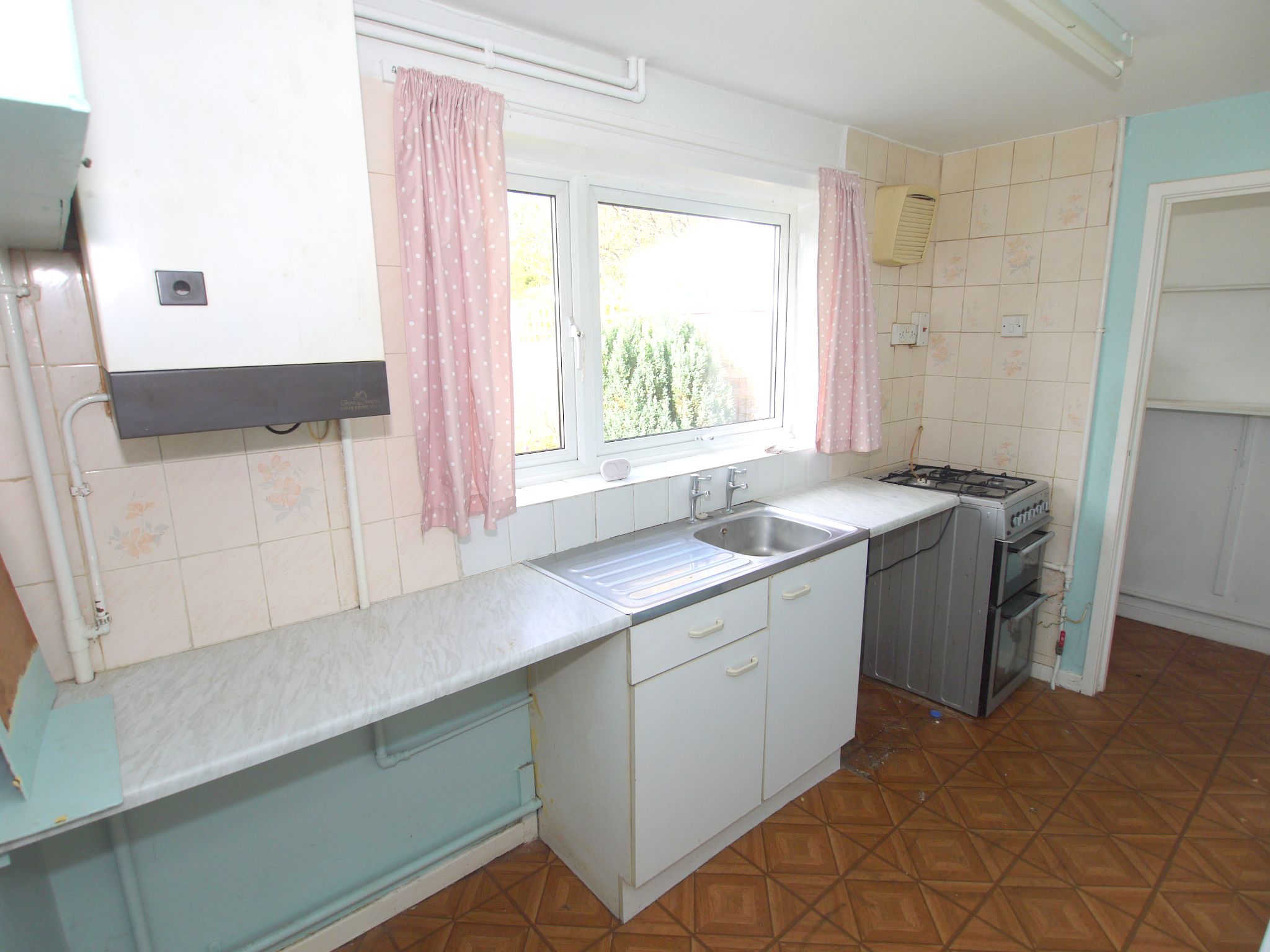 2 bedroom semi-detached house Sold in Sevenoaks - Photograph 10