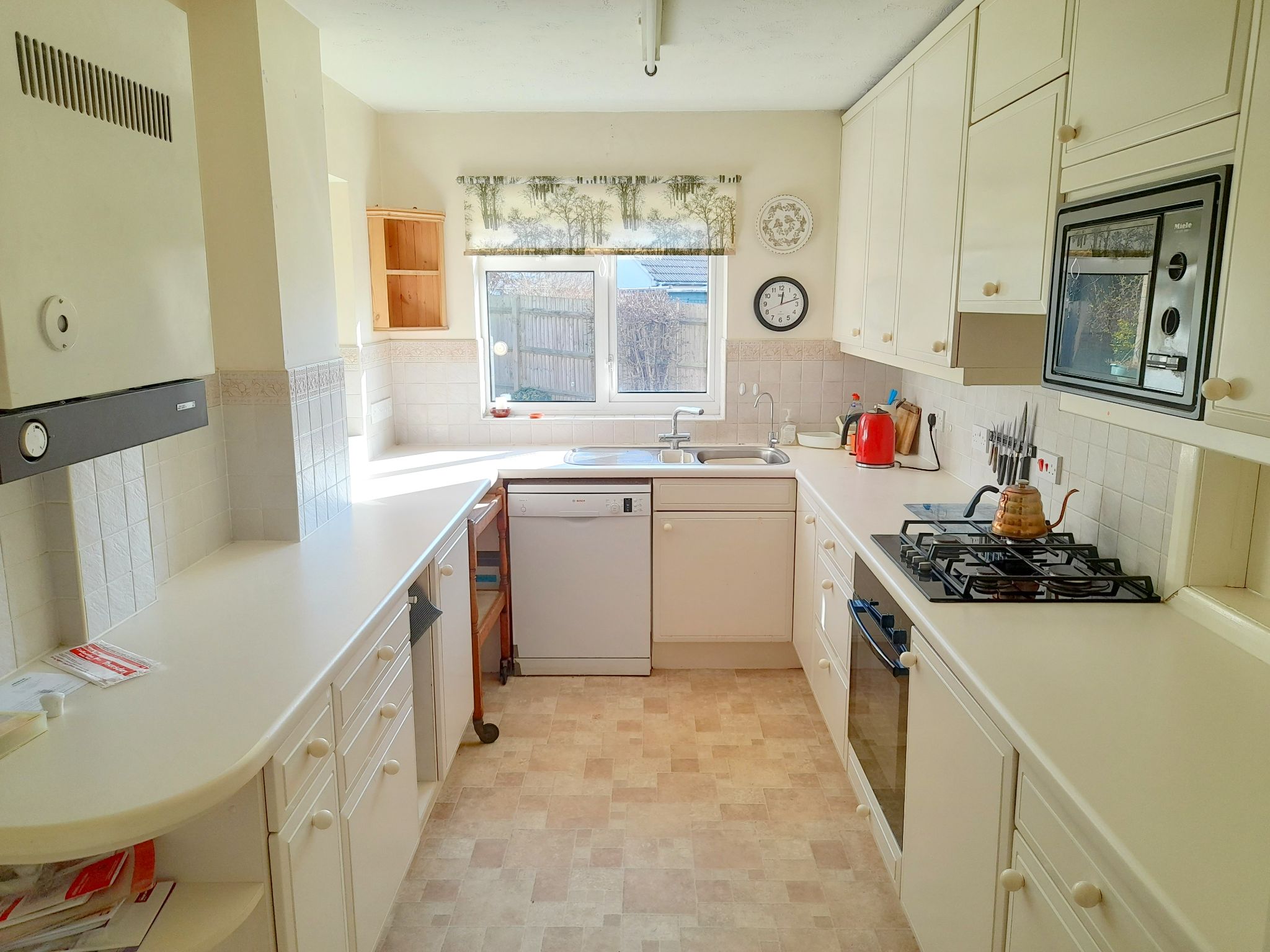 4 bedroom link detached house Sold in Sevenoaks - Photograph 3