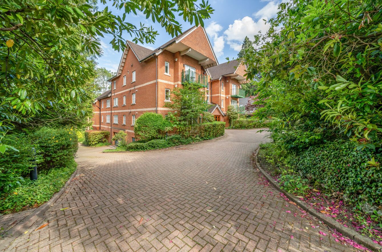 2 bedroom apartment Sold in Sevenoaks - Photograph 13