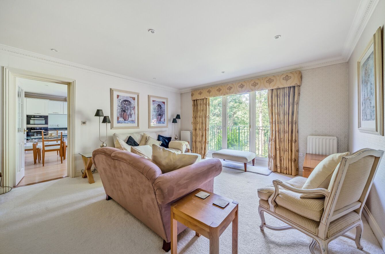 2 bedroom apartment Sold in Sevenoaks - Photograph 4
