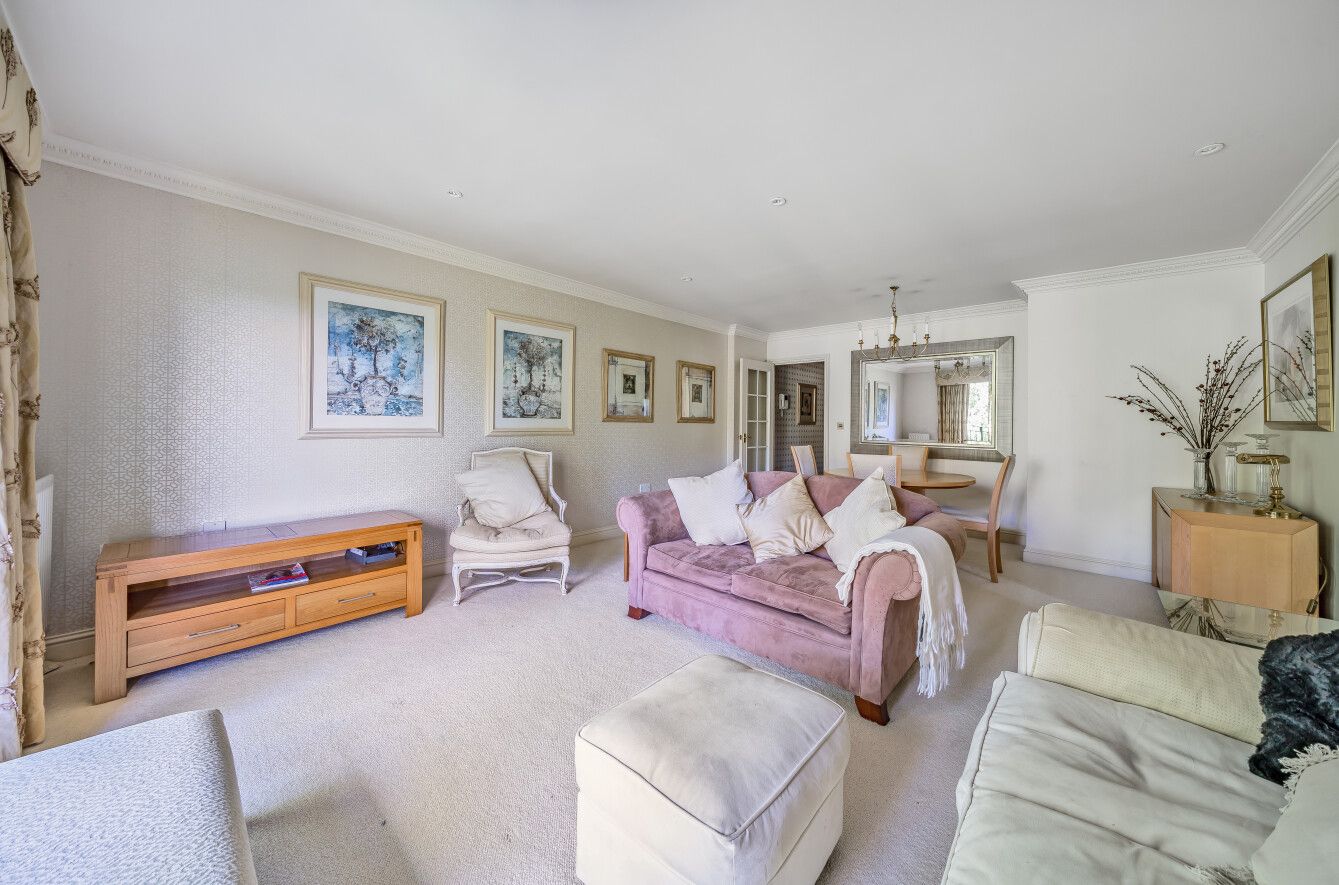 2 bedroom apartment Sold in Sevenoaks - Photograph 2