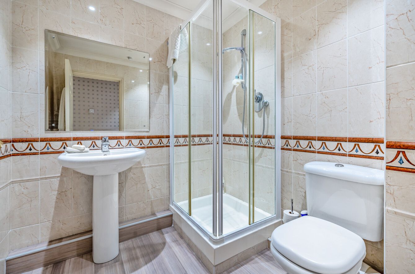 2 bedroom apartment Sold in Sevenoaks - Photograph 9