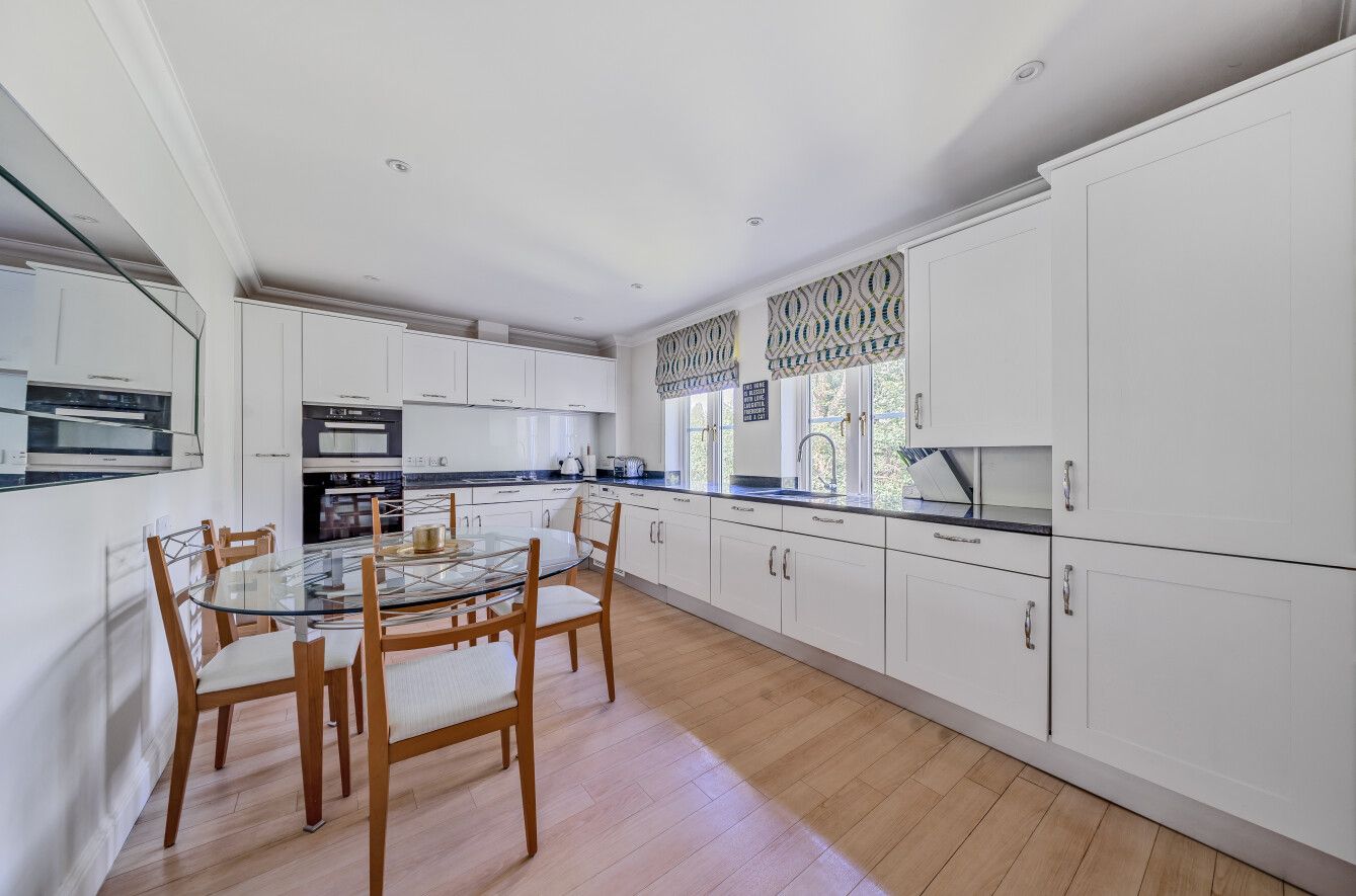 2 bedroom apartment Sold in Sevenoaks - Photograph 3