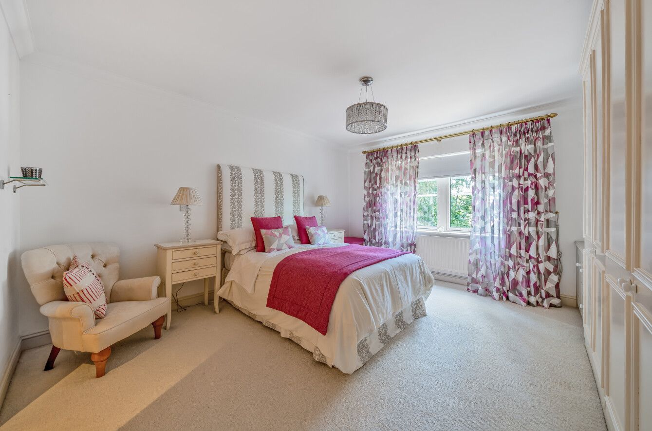 2 bedroom apartment Sold in Sevenoaks - Photograph 11