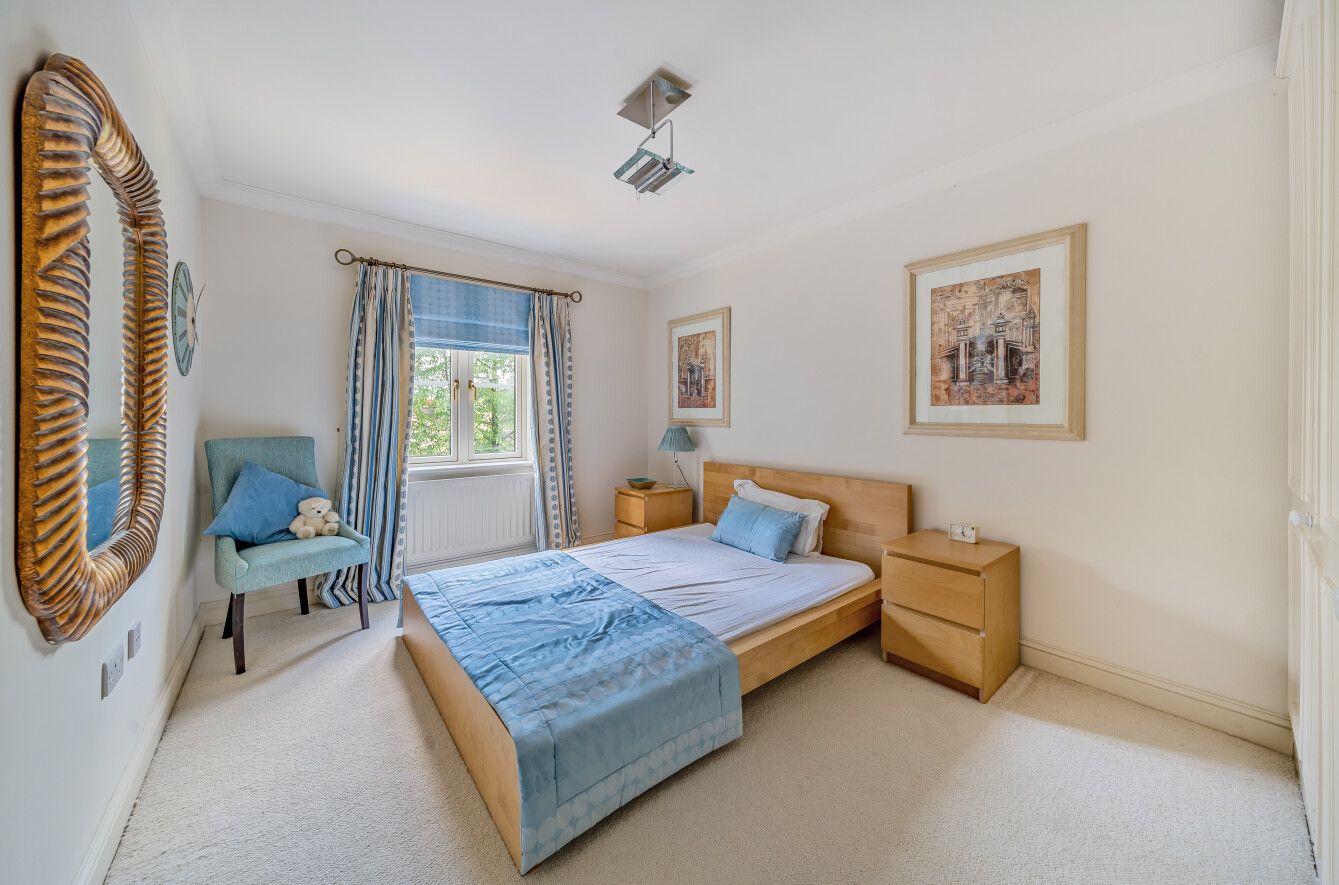 2 bedroom apartment Sold in Sevenoaks - Photograph 7