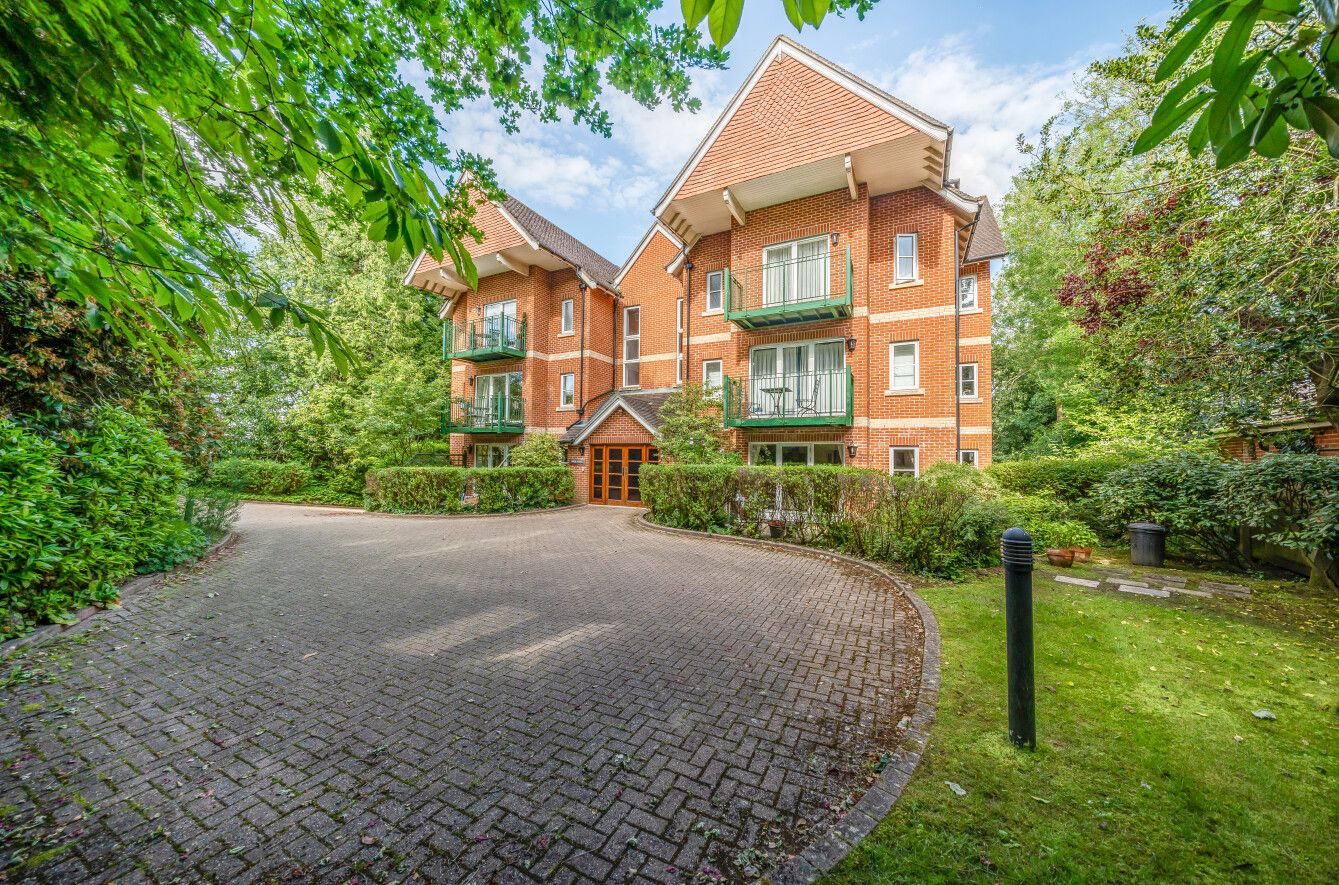 2 bedroom apartment Sold in Sevenoaks - Photograph 1