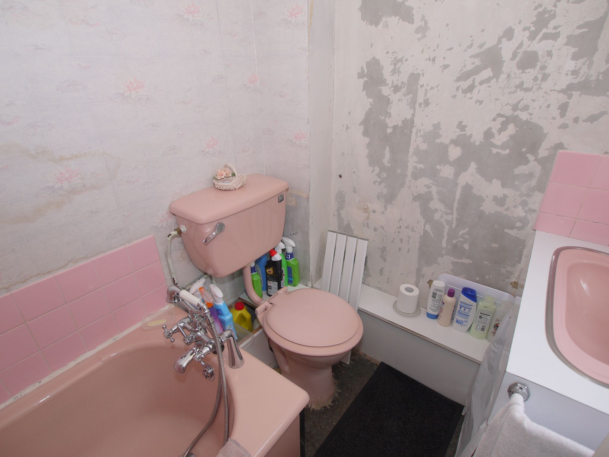 2 bedroom mid terraced house Sold in Sevenoaks - Photograph 3