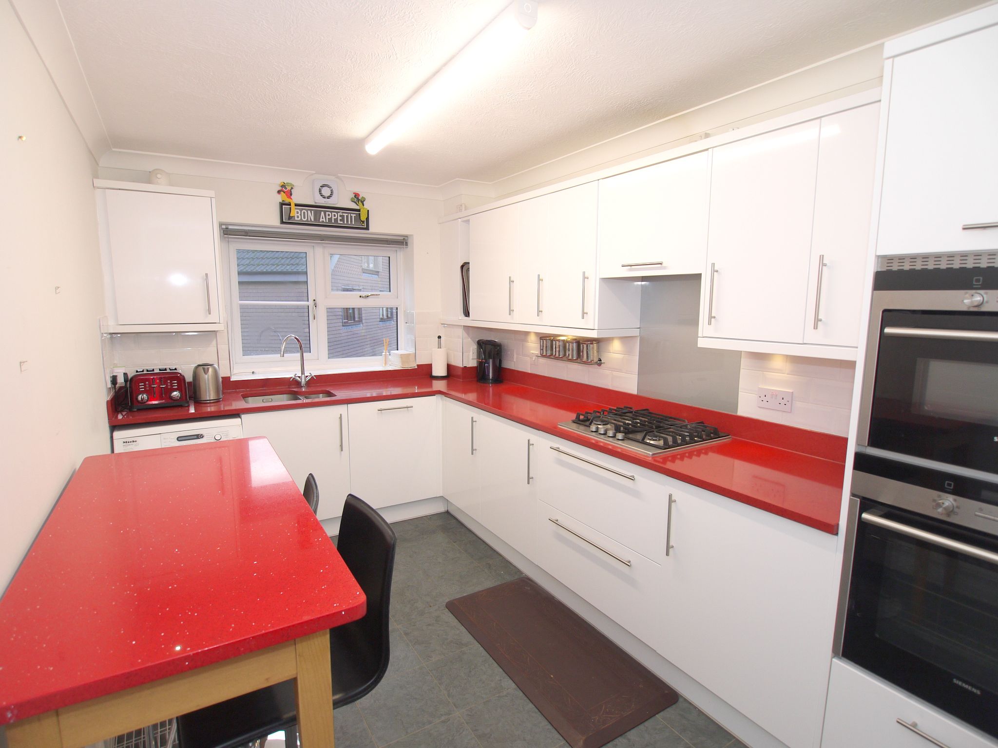 2 bedroom apartment Sold in Sevenoaks - Photograph 2