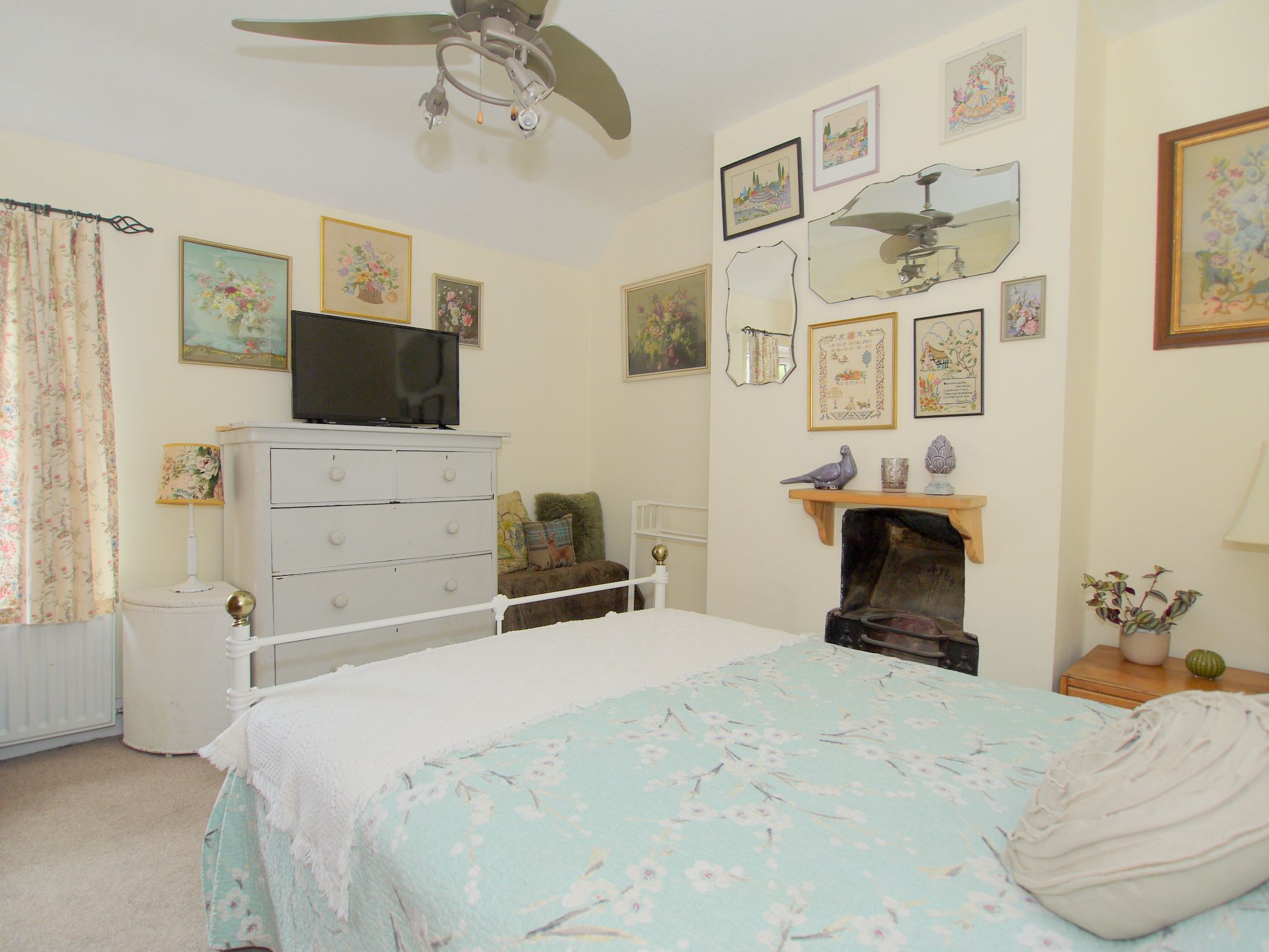 3 bedroom mid terraced house Sold in Sevenoaks - Photograph 8