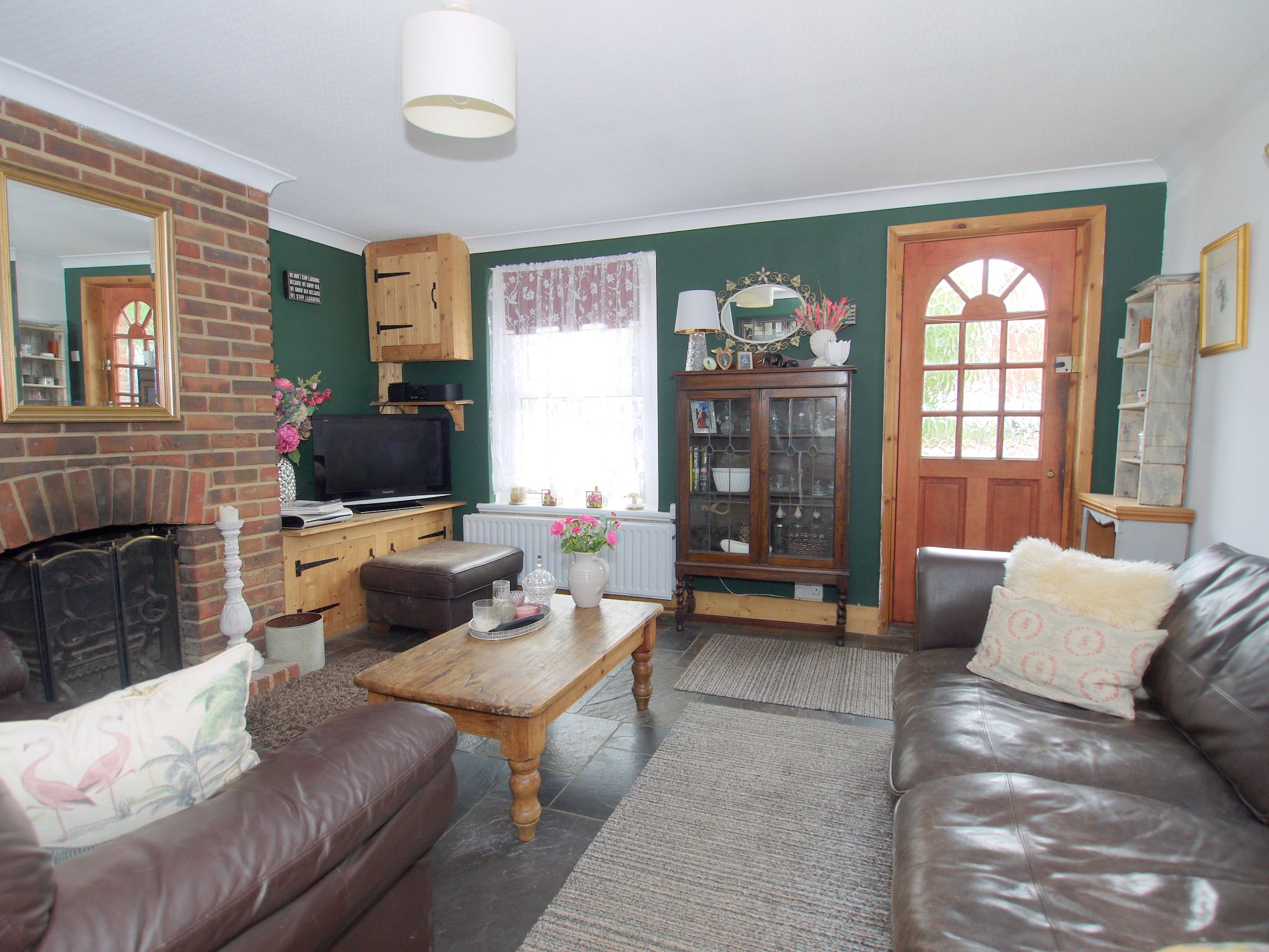 3 bedroom mid terraced house Sold in Sevenoaks - Photograph 2
