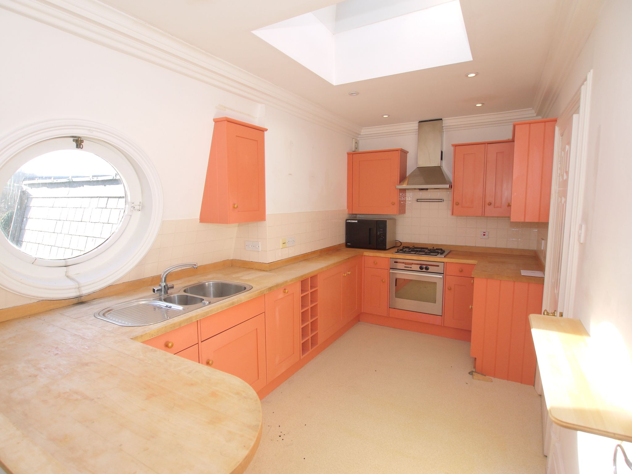 3 bedroom apartment Sold in Sevenoaks - Photograph 3