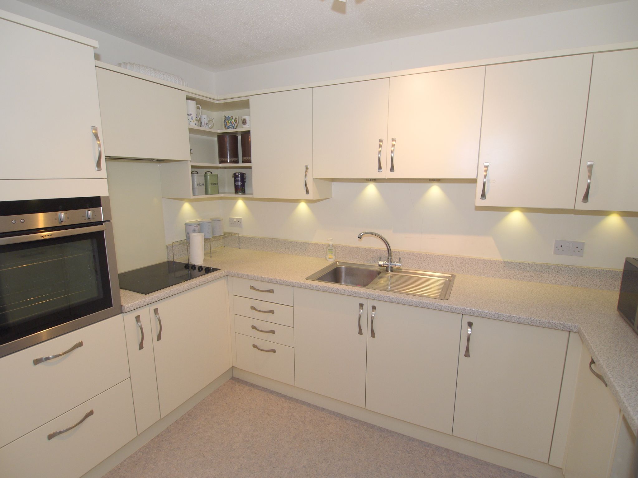 1 bedroom apartment For Sale in Sevenoaks - Photograph 5