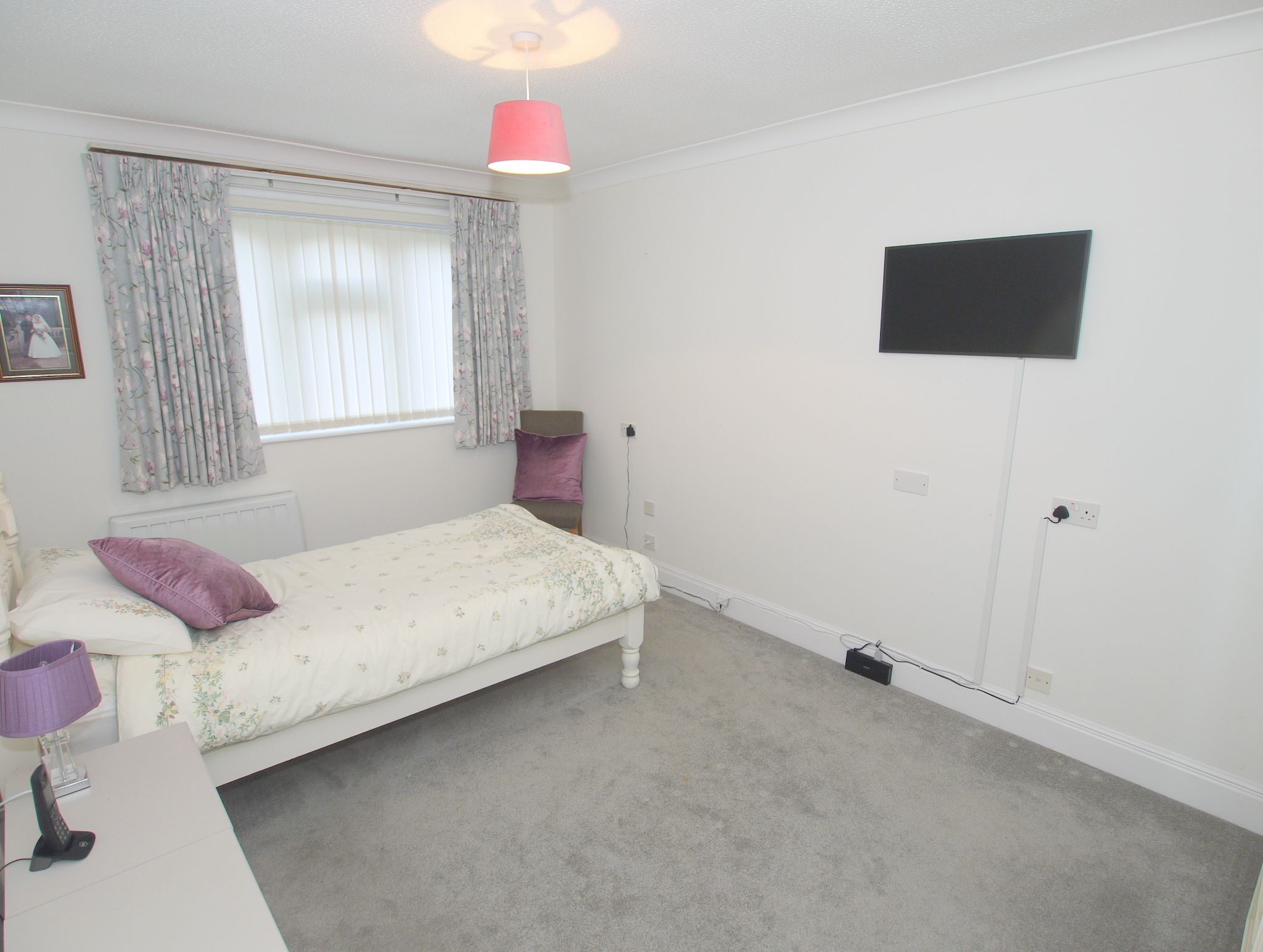 1 bedroom apartment For Sale in Sevenoaks - Photograph 2