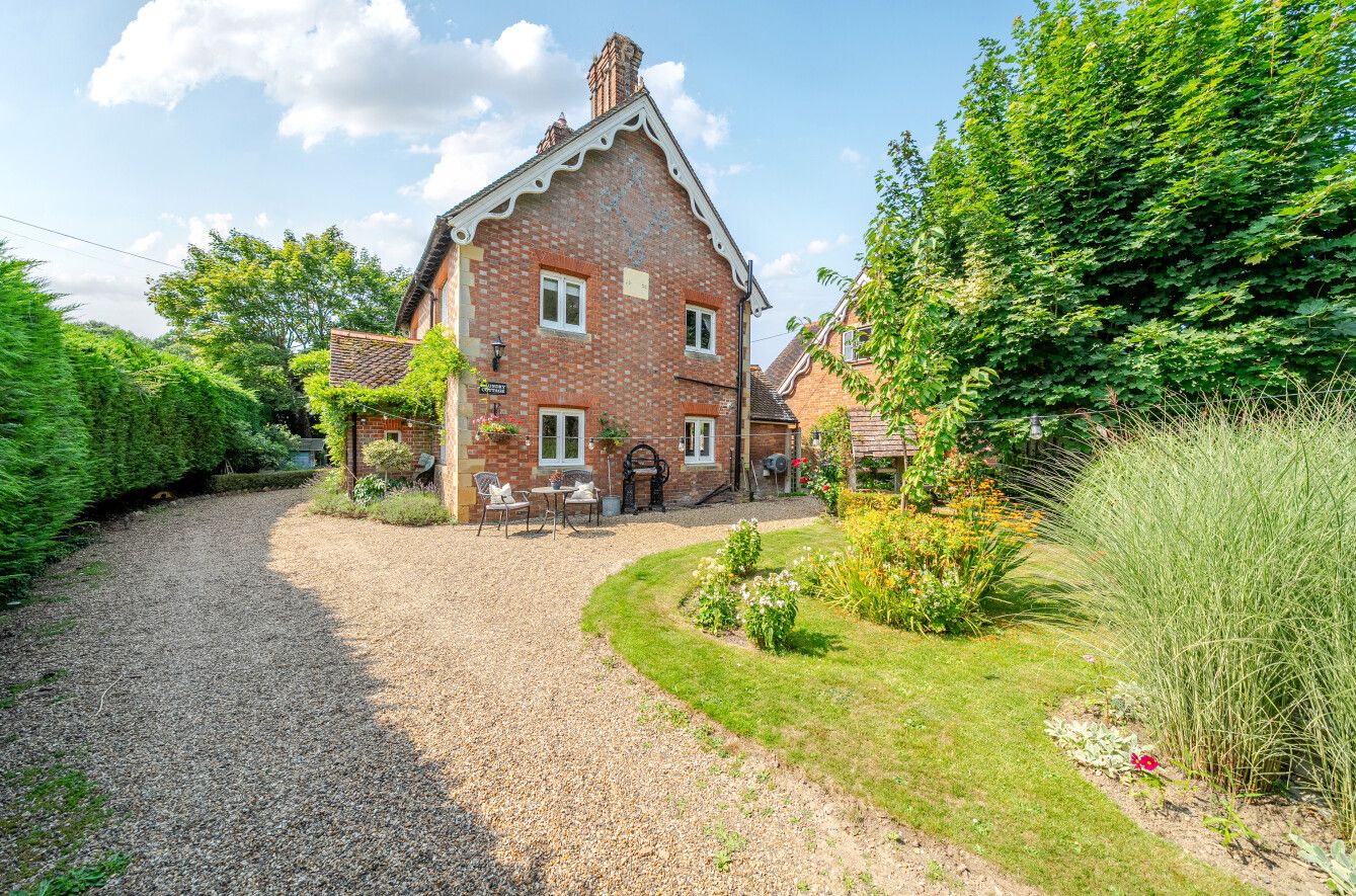 3 bedroom detached house For Sale in Leigh - Photograph 10