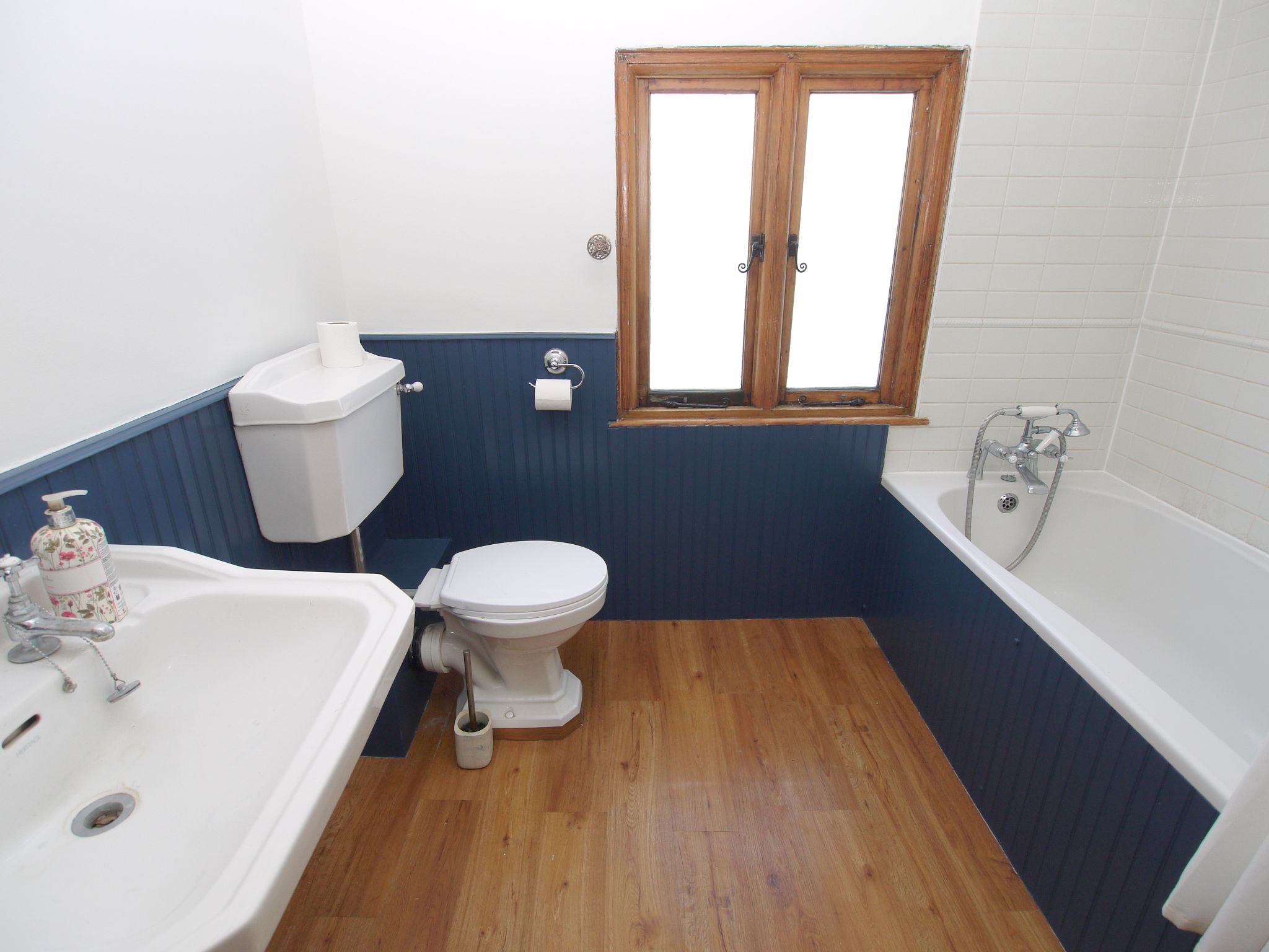 3 bedroom detached house For Sale in Leigh - Photograph 9