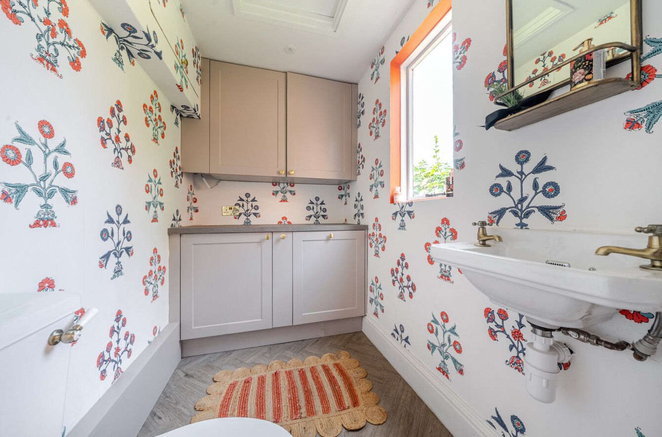 3 bedroom detached house For Sale in Leigh - Photograph 5