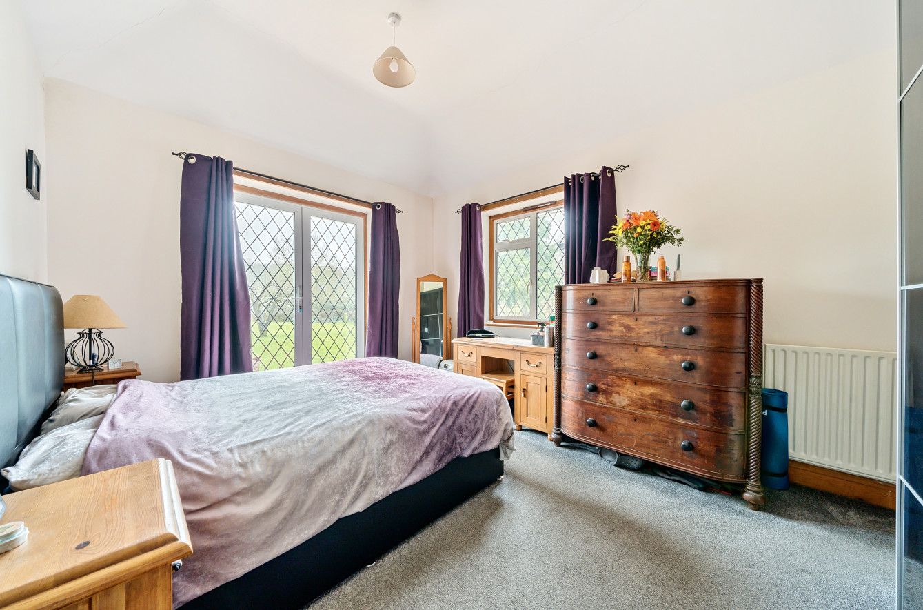 5 bedroom detached house Sold in Sevenoaks - Photograph 5