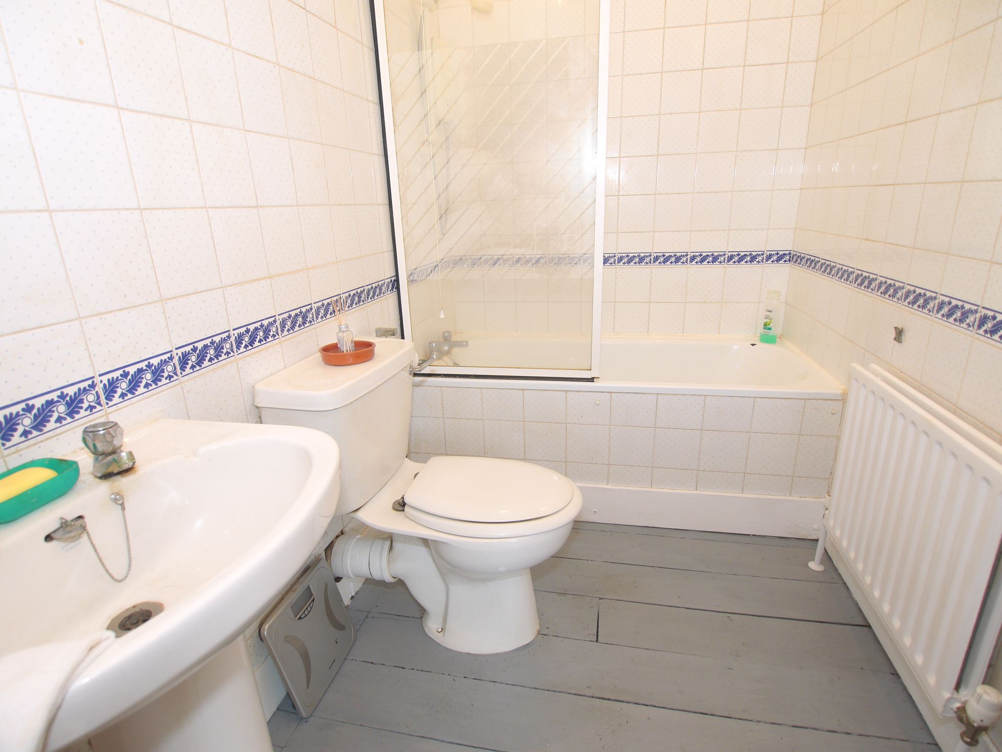 2 bedroom end terraced house Sold in Sevenoaks - Photograph 2