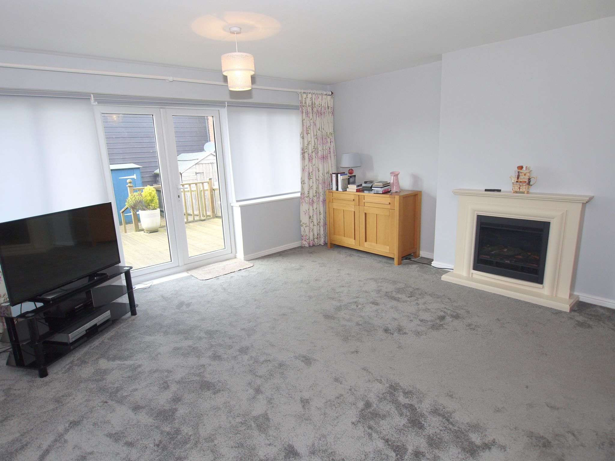 3 bedroom mid terraced house Sold in Sevenoaks - Photograph 2