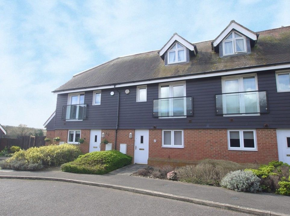 3 bedroom mid terraced house Sold in Sevenoaks - Photograph 1