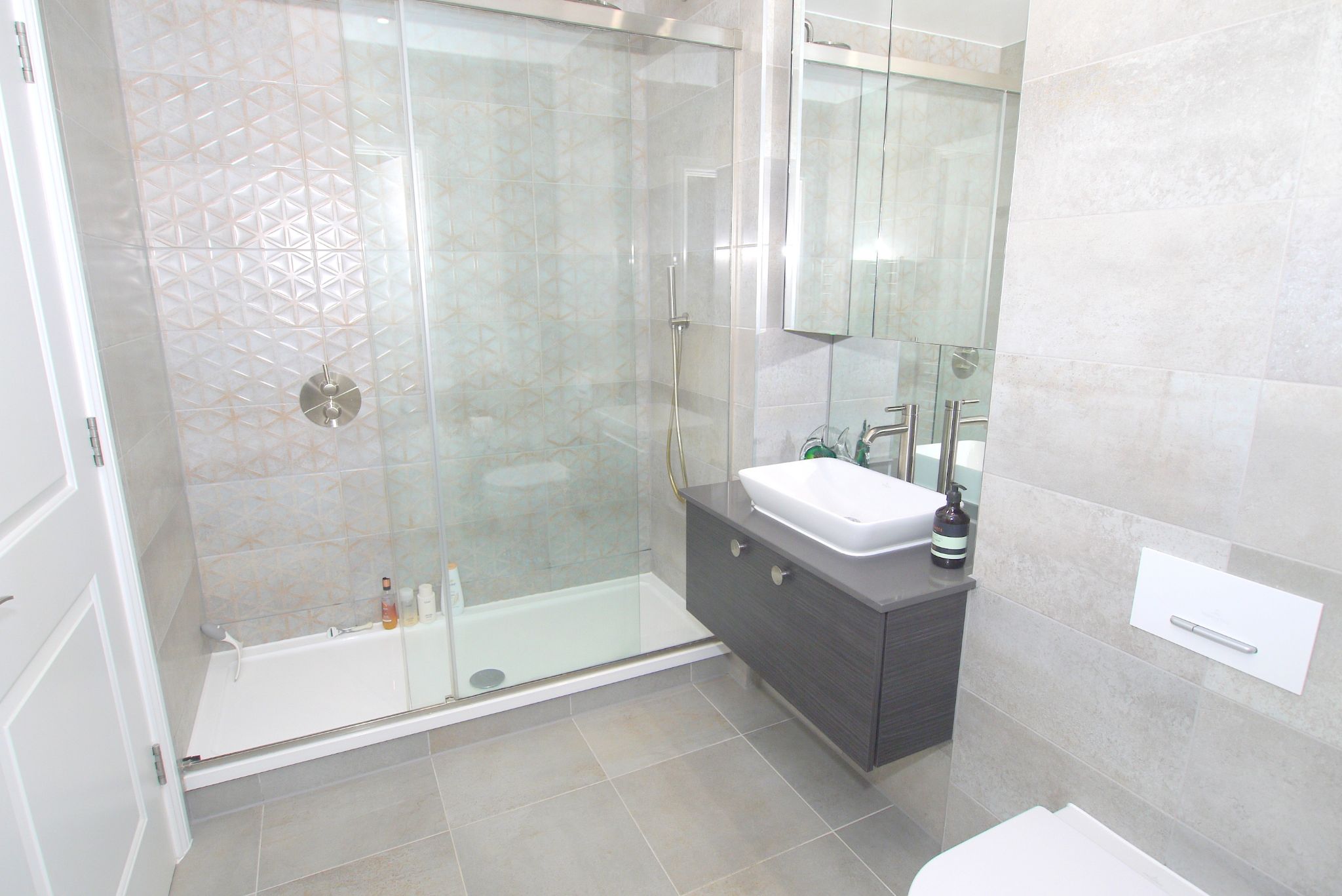 2 bedroom apartment Sold in Sevenoaks - Photograph 2