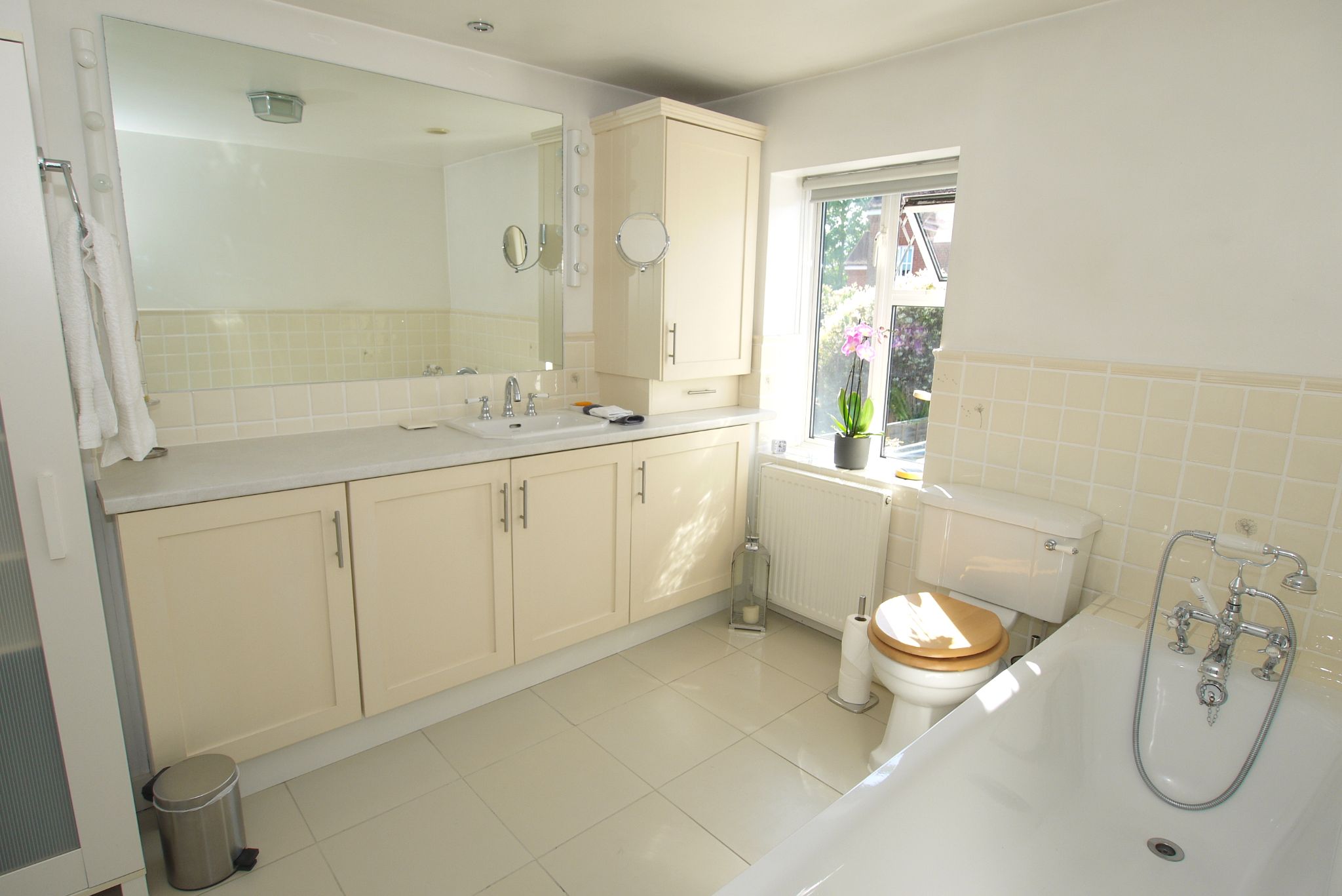 1 bedroom mid terraced house Sold in Sevenoaks - Photograph 4