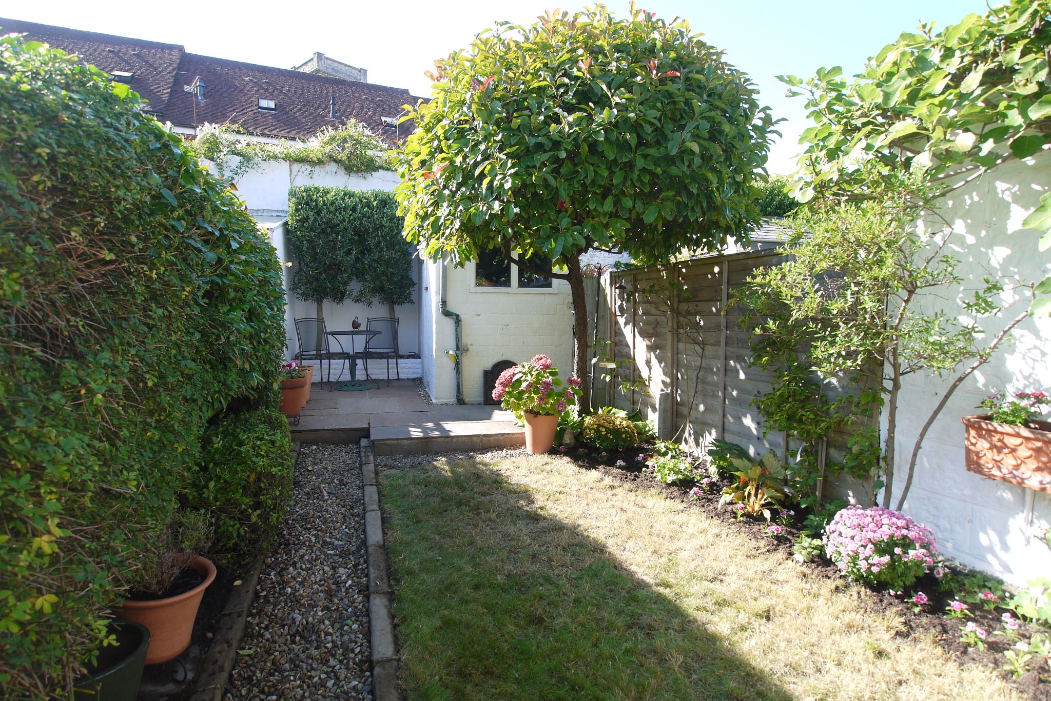 1 bedroom mid terraced house Sold in Sevenoaks - Photograph 2