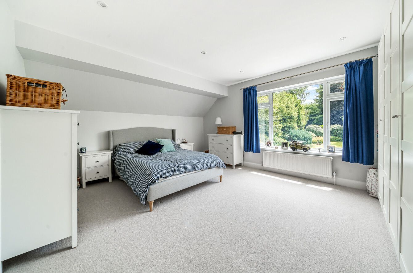 5 bedroom detached house Sold in Sevenoaks - Photograph 6