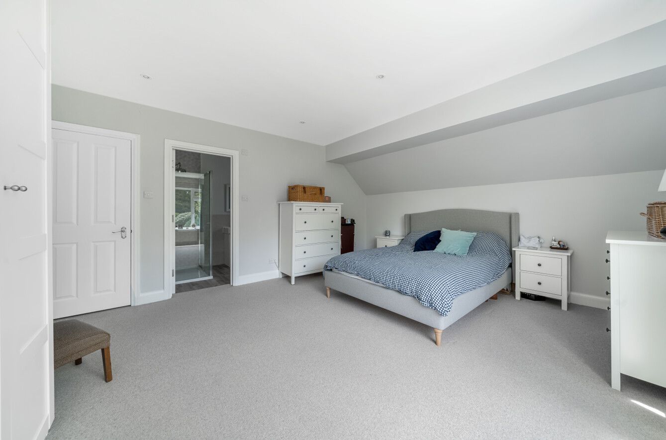 5 bedroom detached house Sold in Sevenoaks - Photograph 12