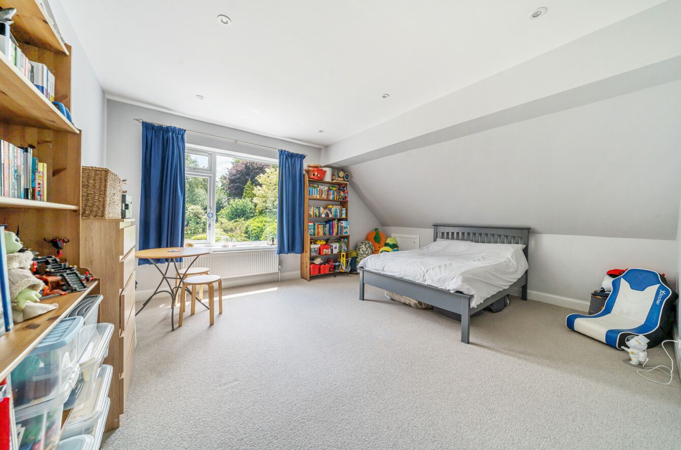5 bedroom detached house Sold in Sevenoaks - Photograph 7