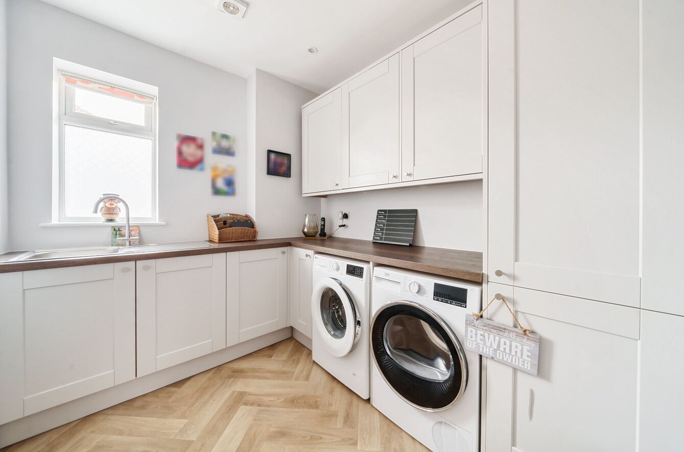 5 bedroom detached house Sold in Sevenoaks - Photograph 17