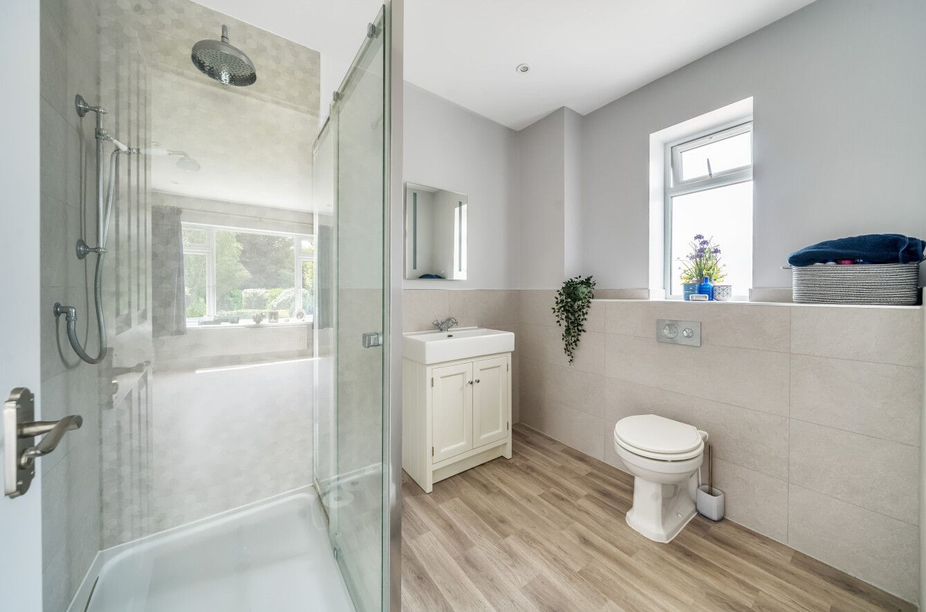 5 bedroom detached house Sold in Sevenoaks - Photograph 8