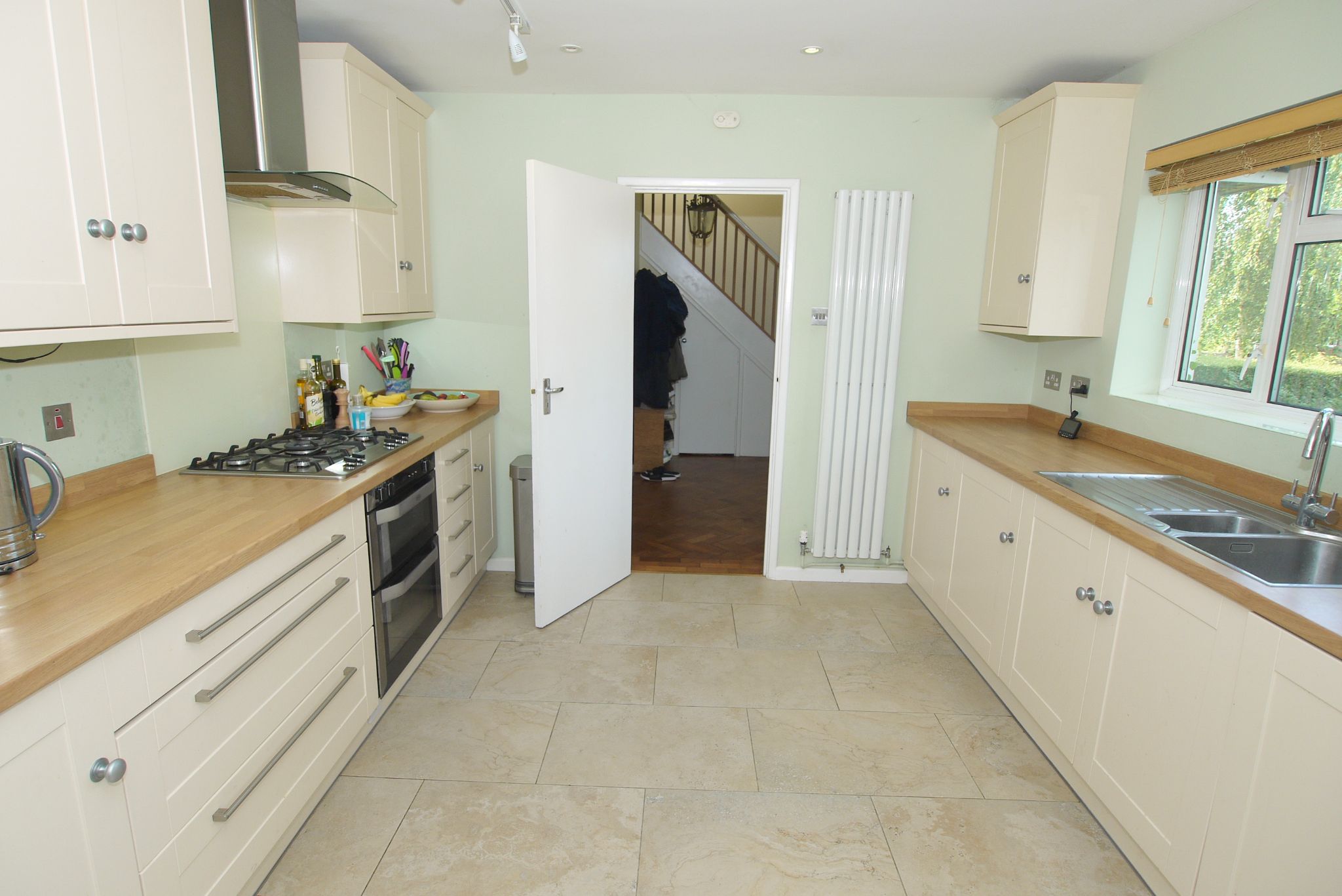 3 bedroom detached house Sold in Sevenoaks - Photograph 3