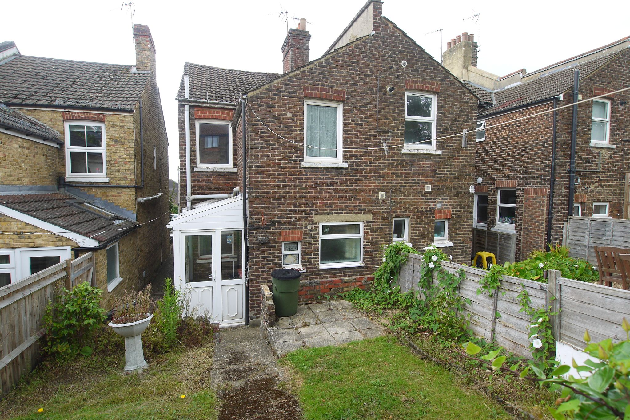 2 bedroom end terraced house Sold in Sevenoaks - Photograph 11