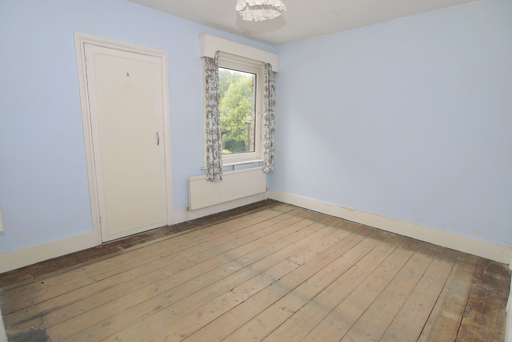 2 bedroom end terraced house Sold in Sevenoaks - Photograph 3