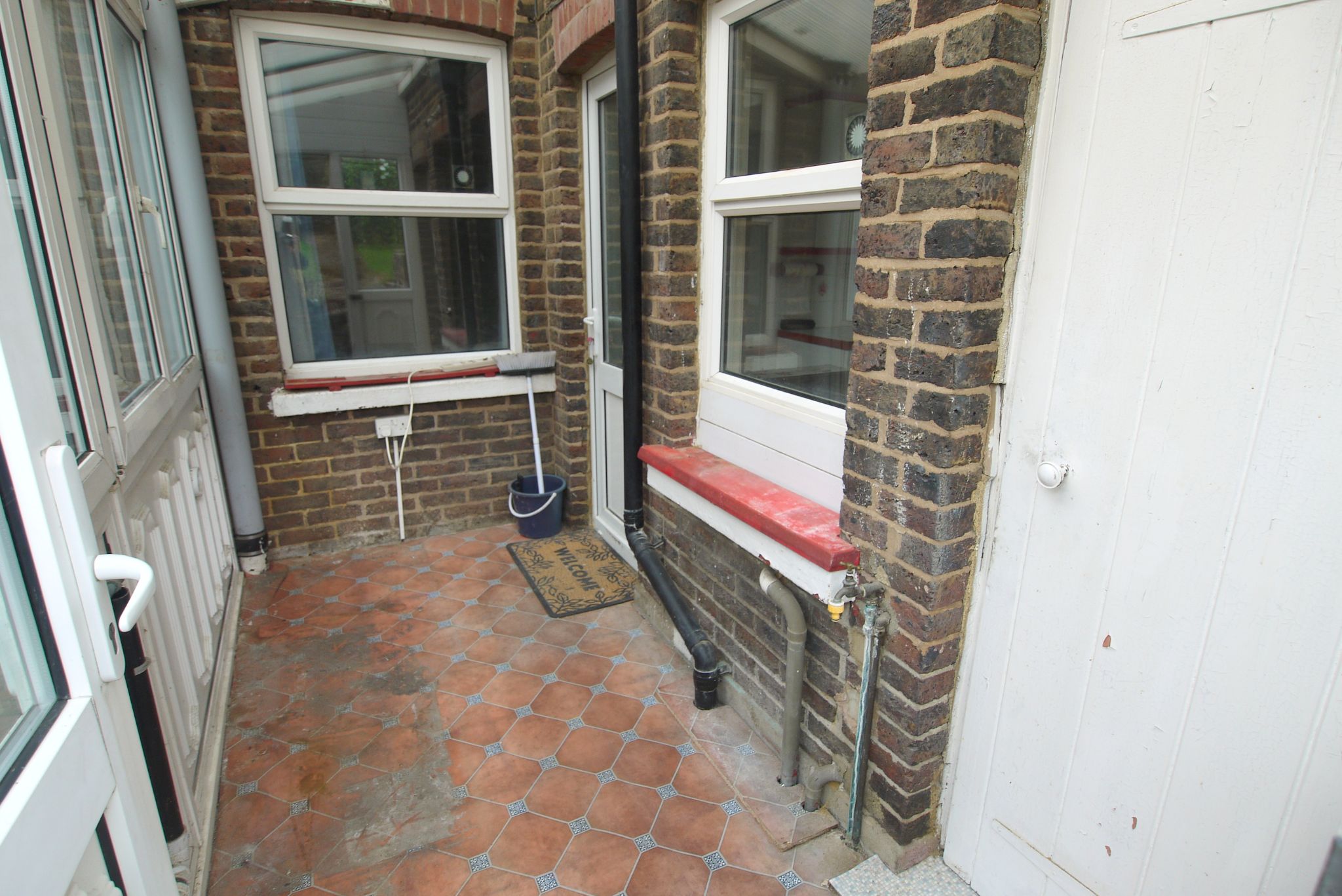 2 bedroom end terraced house Sold in Sevenoaks - Photograph 9