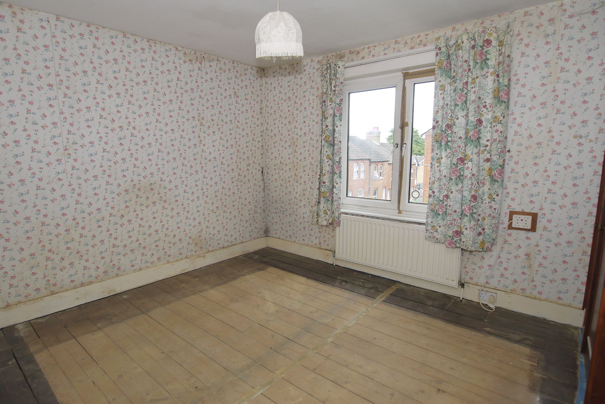 2 bedroom end terraced house Sold in Sevenoaks - Photograph 1