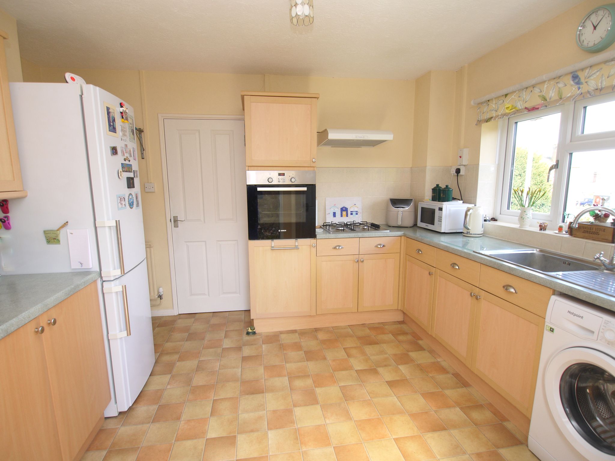 3 bedroom semi-detached house For Sale in Sevenoaks - Photograph 3