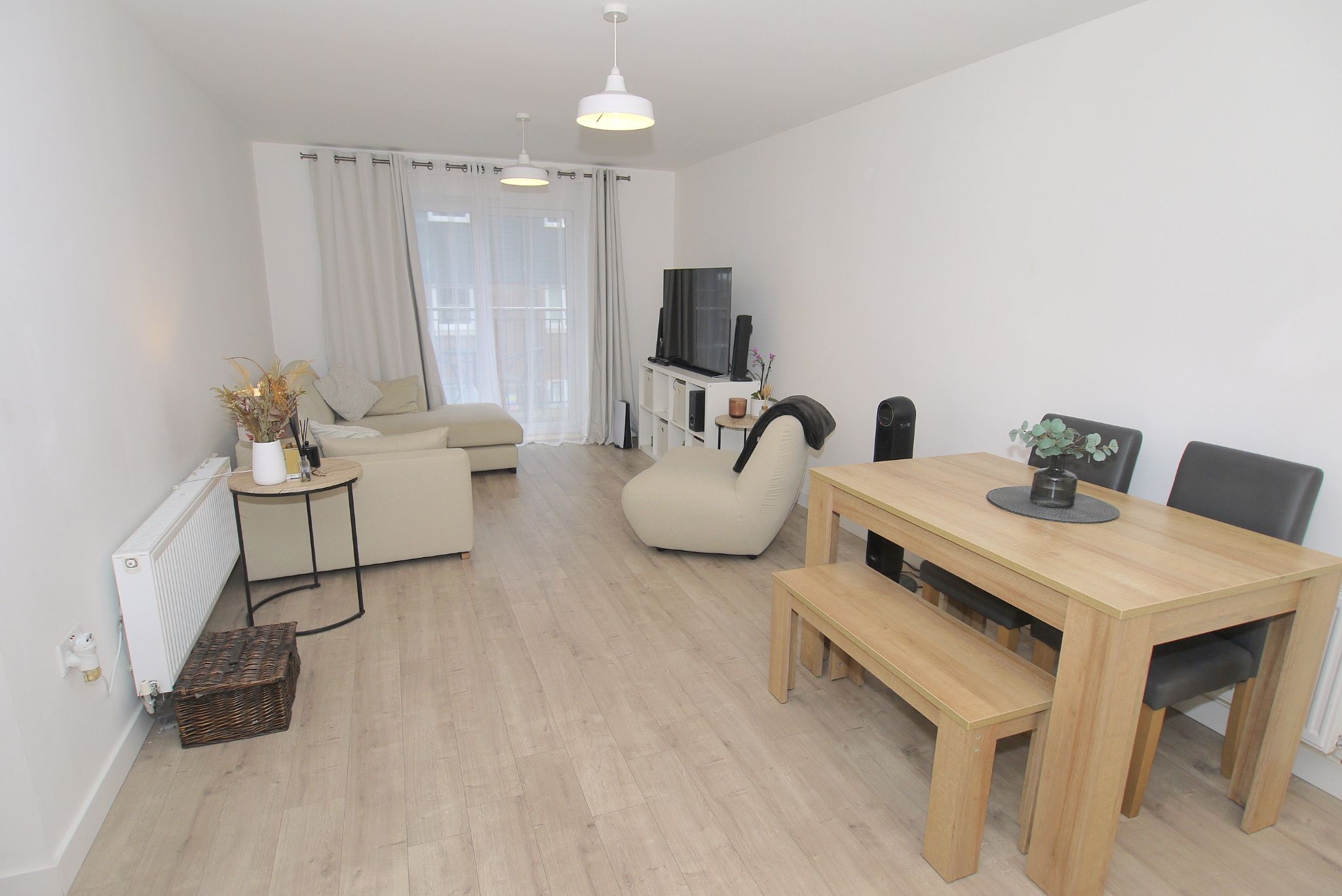 2 bedroom apartment For Sale in Dunton Green - Property photograph