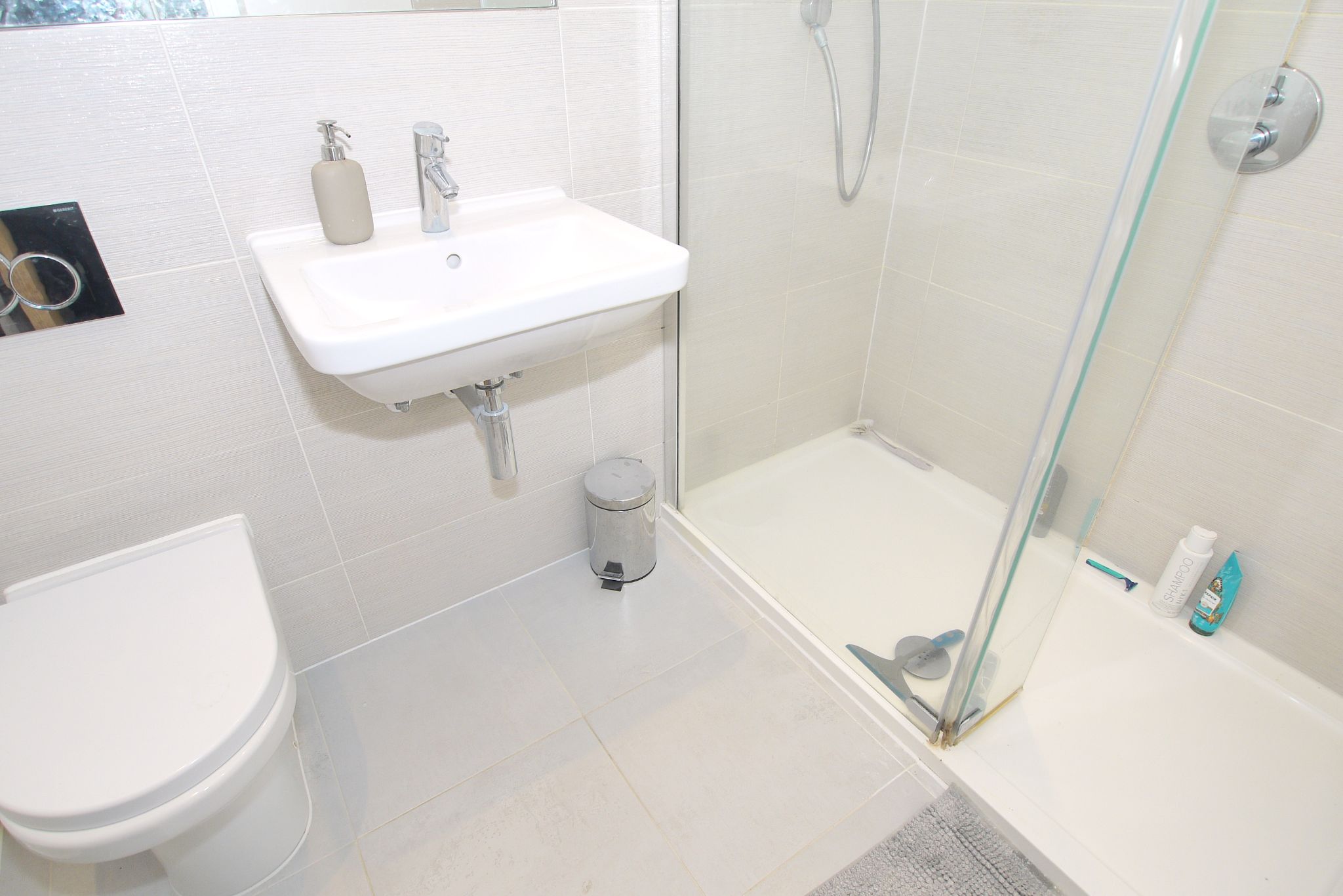 2 bedroom apartment For Sale in Dunton Green - Photograph 3