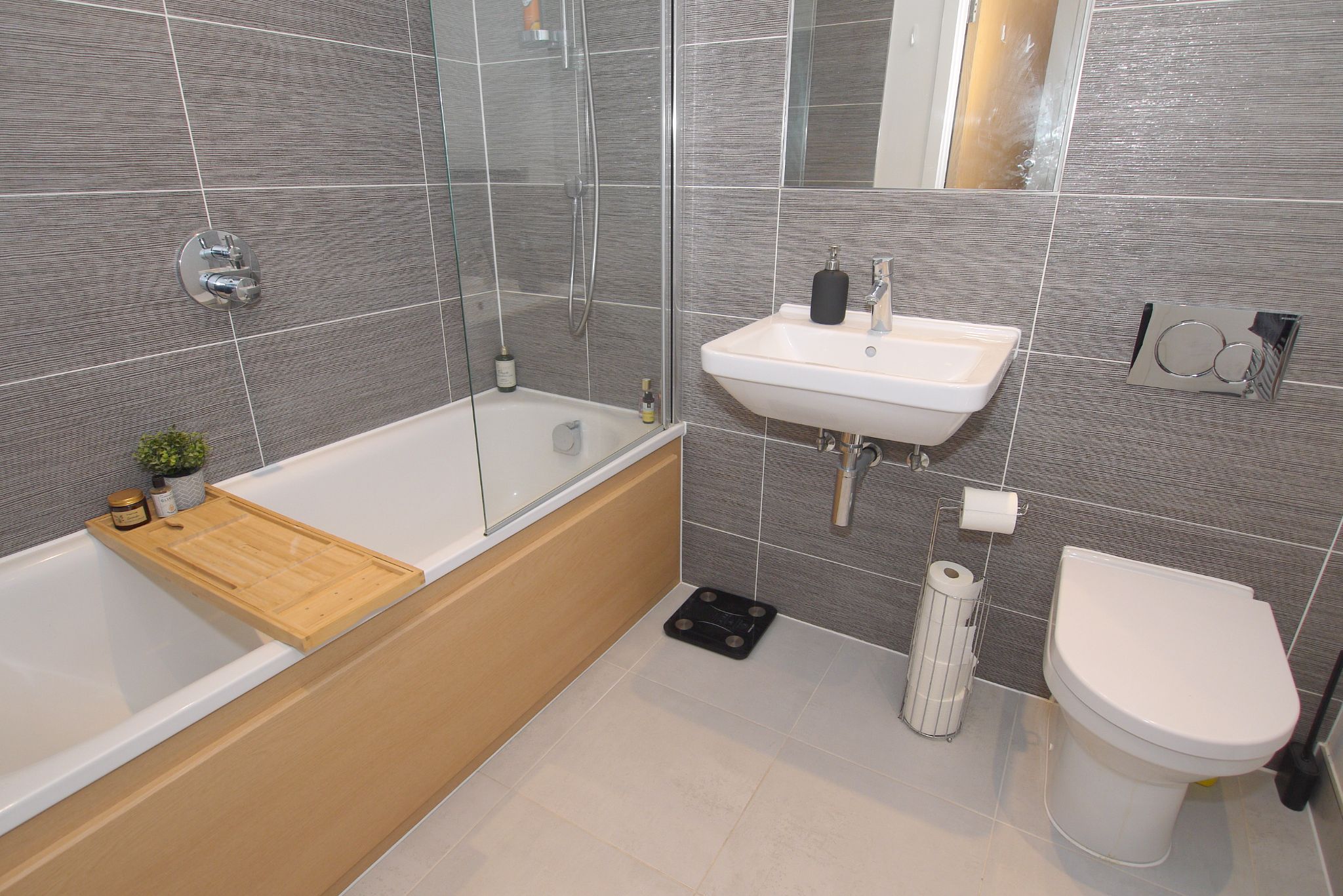 2 bedroom apartment For Sale in Dunton Green - Photograph 8