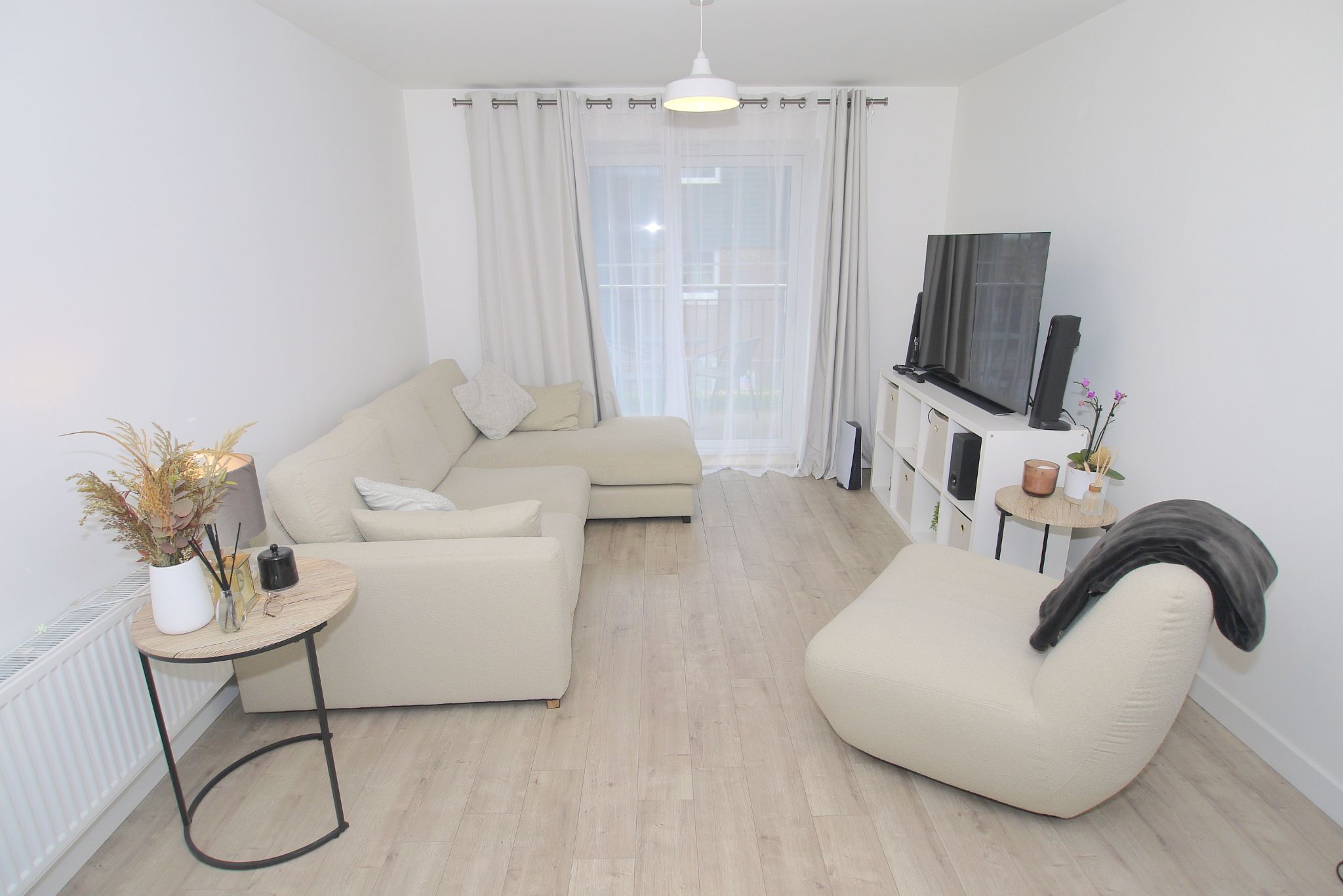2 bedroom apartment For Sale in Dunton Green - Photograph 5
